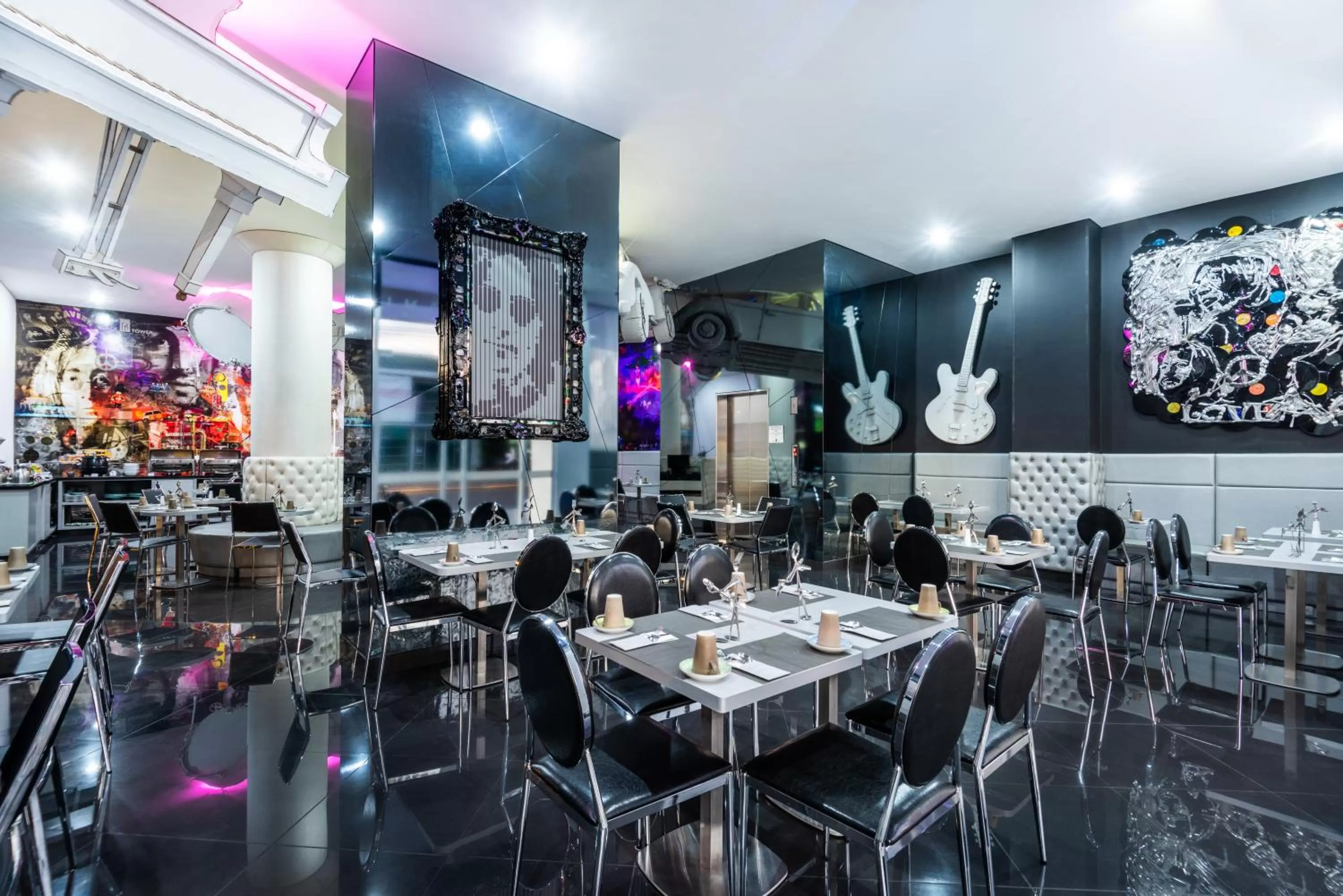 Restaurant/places to eat in Hotel Black Tower Premium