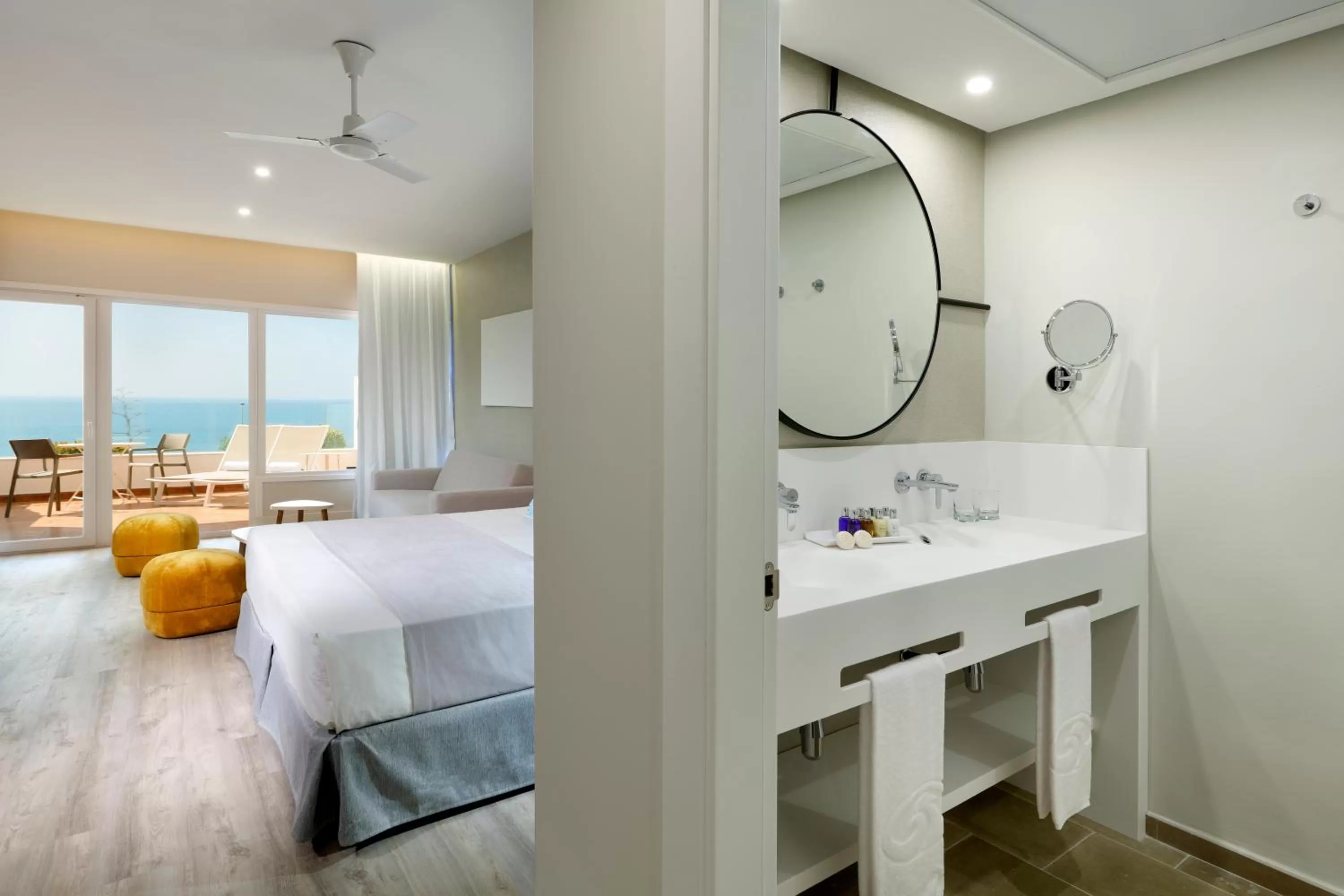 Bathroom, Bed in Hotel Benalma Costa del Sol