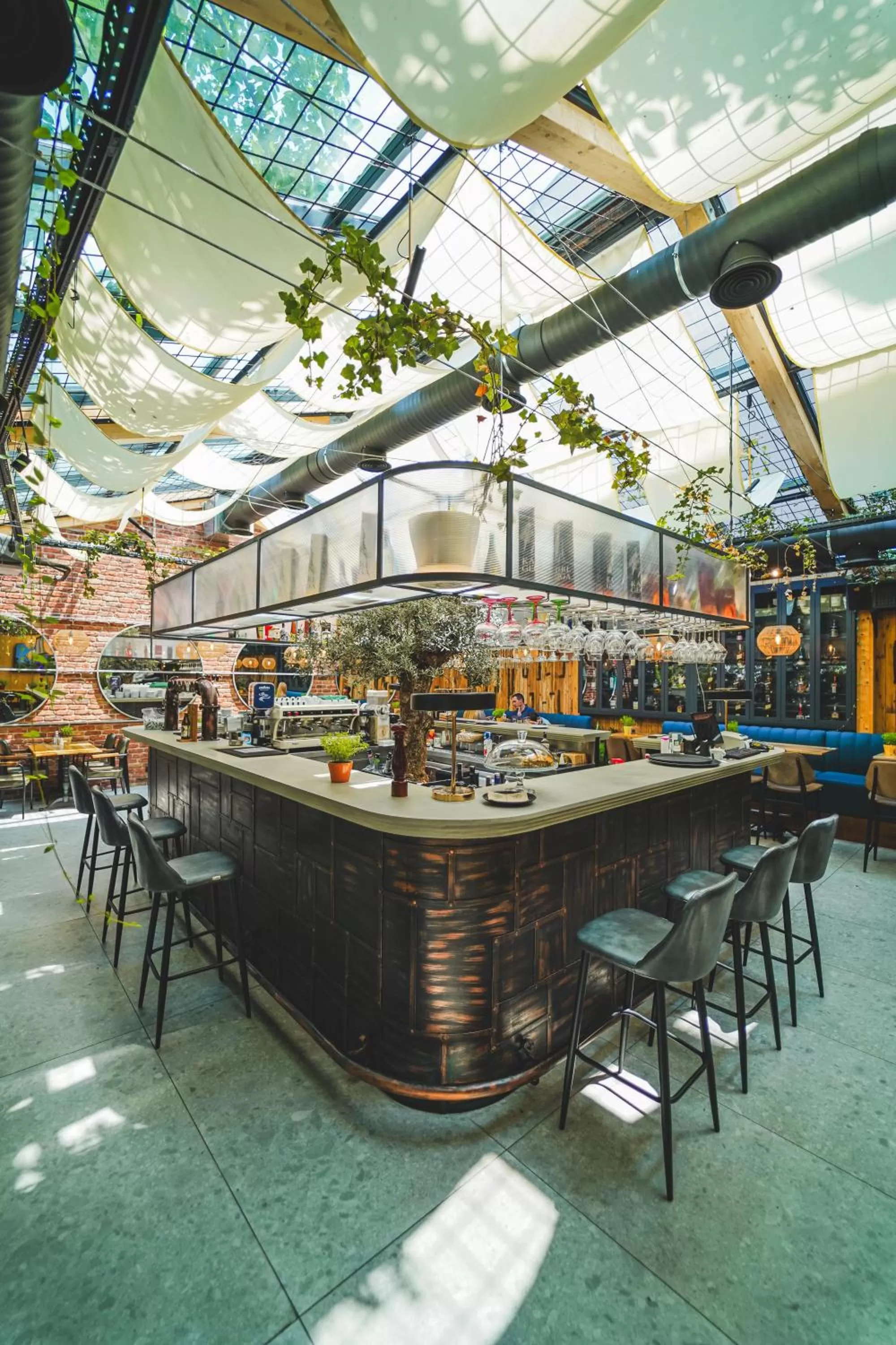 Property building, Restaurant/Places to Eat in The White Tree