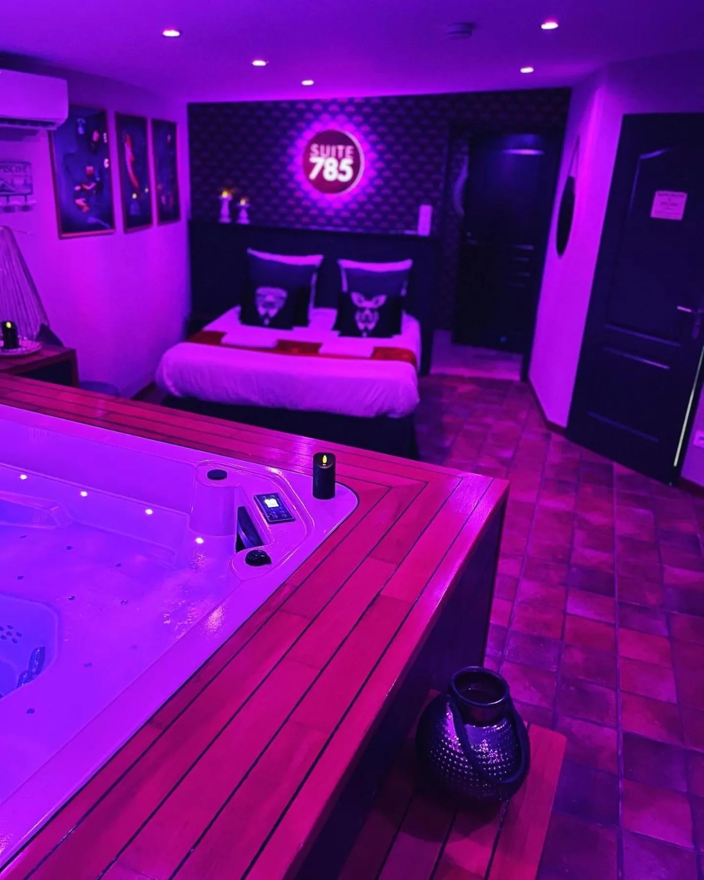 Photo of the whole room in SUITE 785 Chambre d hôtes Jacuzzi Cave indépendante