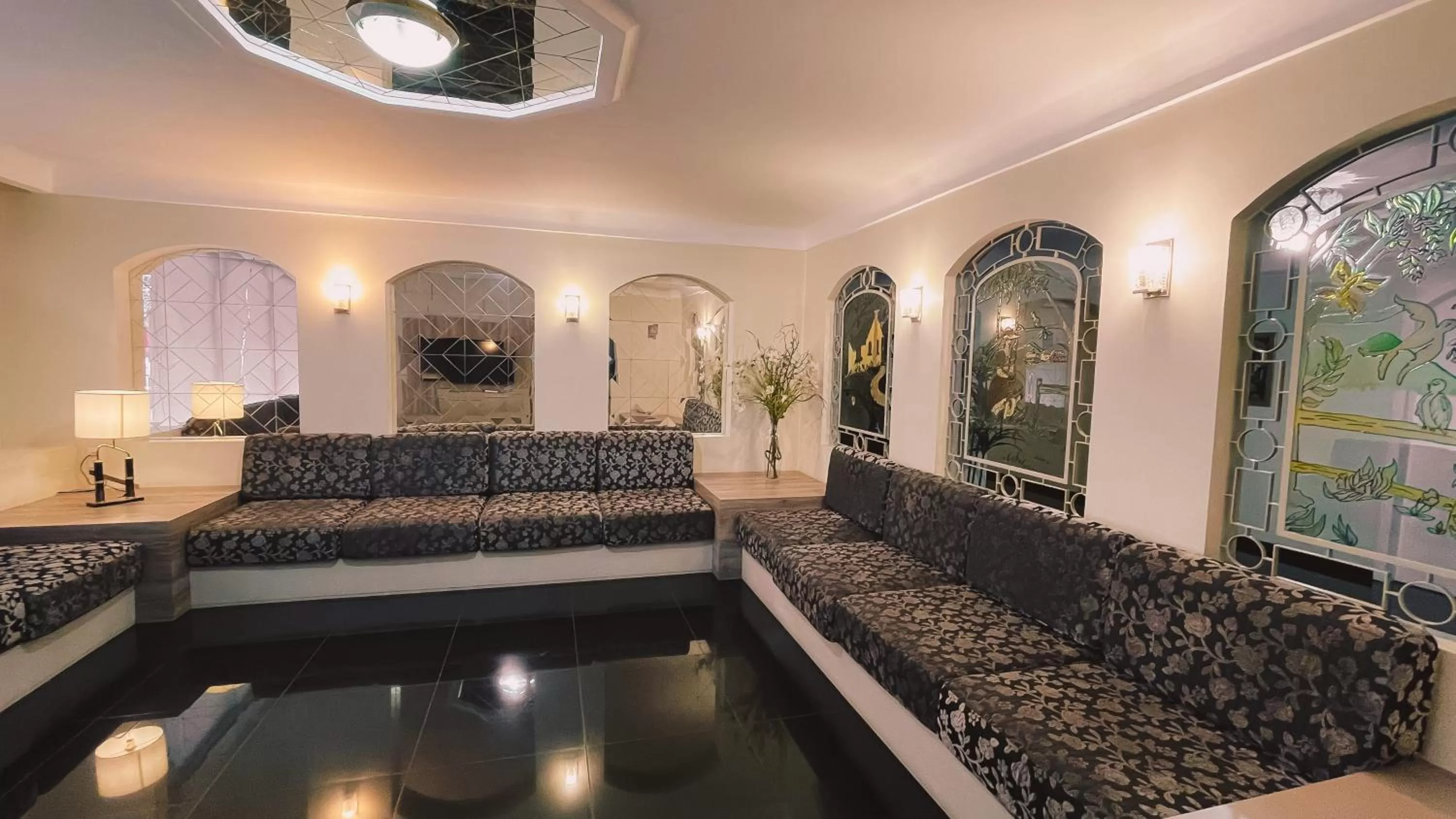 Communal lounge/ TV room in Verde Vale Hotel