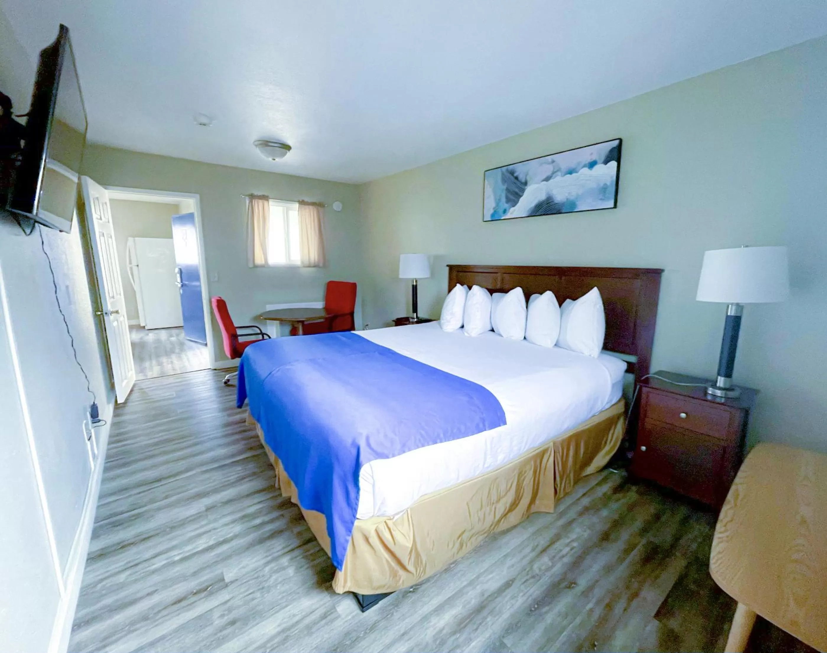 Bed in Omeo Suites Glass Beach