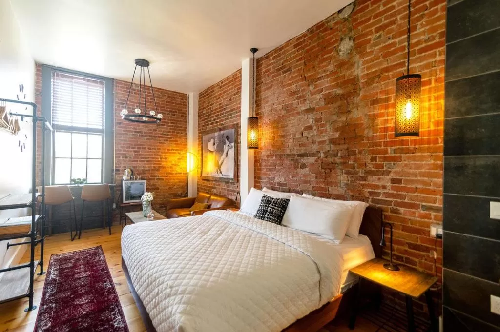 King Room with Lake View in Edison's Inn