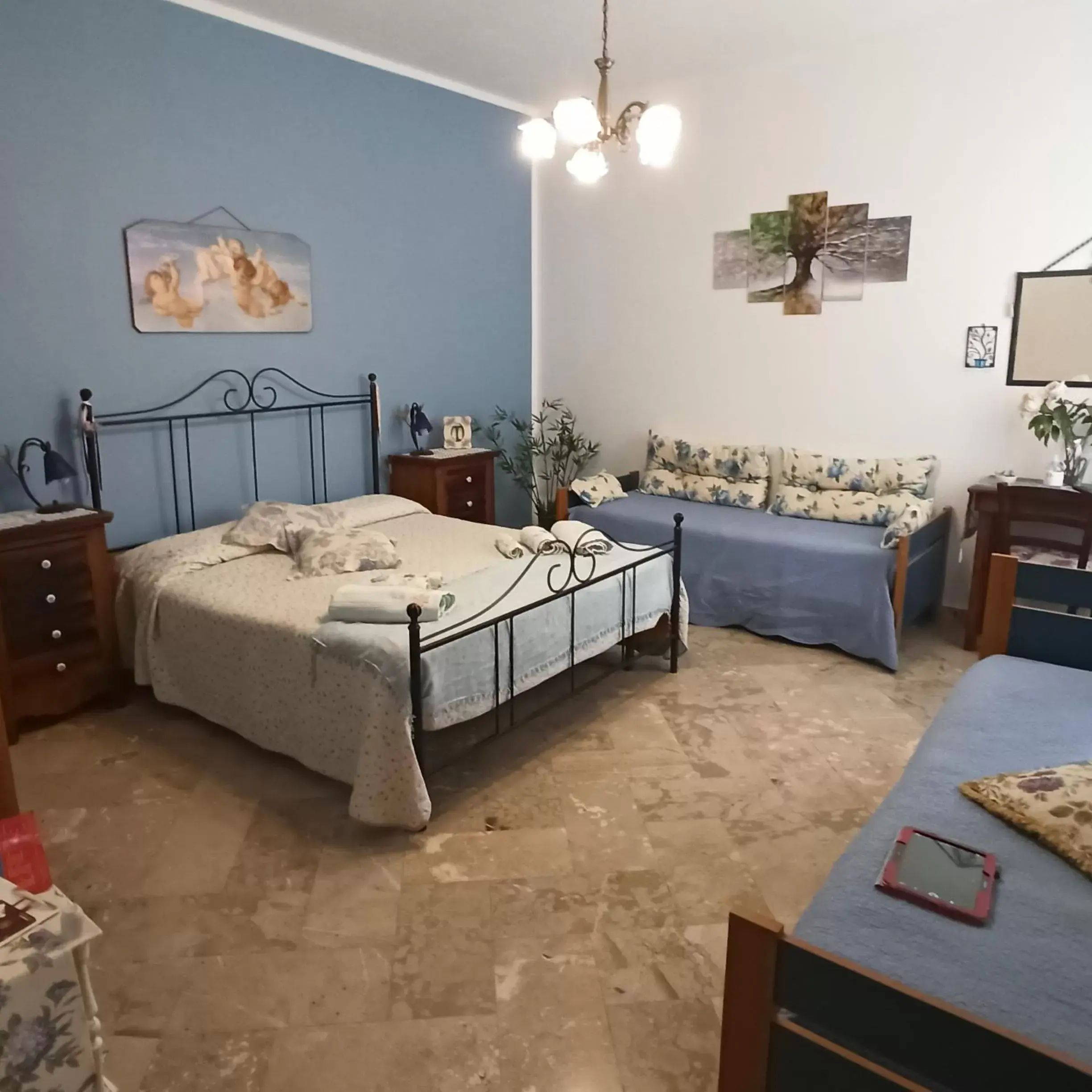 Family Room with Shared Bathroom in B&B Le 4 Stagioni Family Room with Shared Bathroom in B&B Le 4 Stagioni