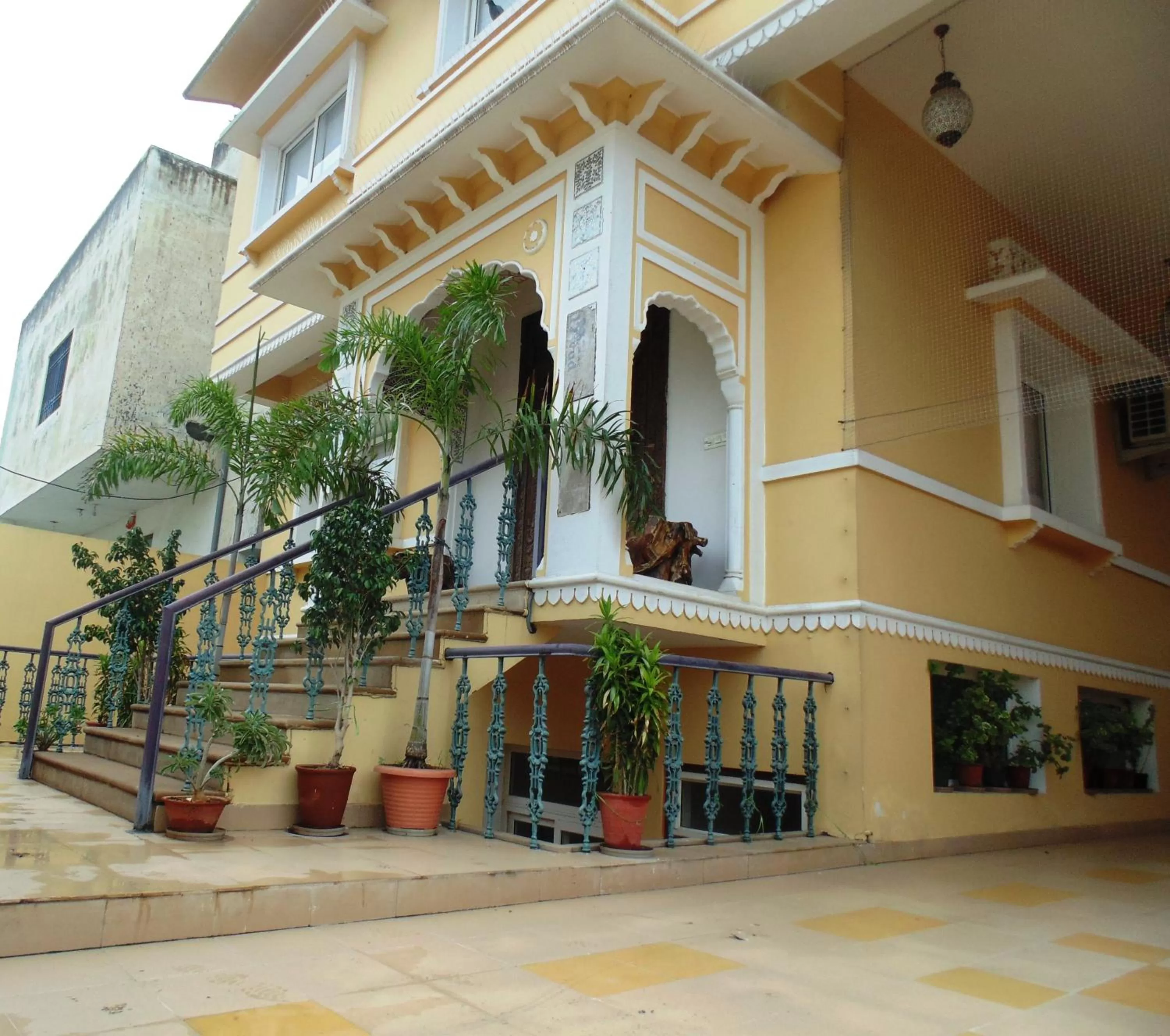 Facade/entrance in Hotel Raj Kothi Jaipur airport