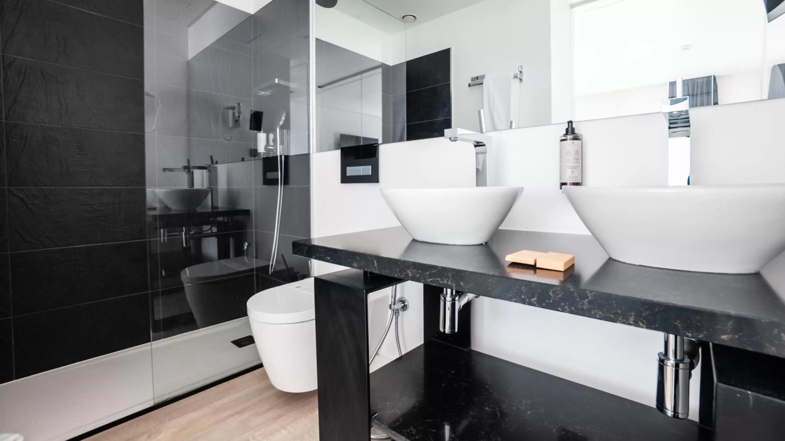 Toilet in Hills Hotel Lisboa