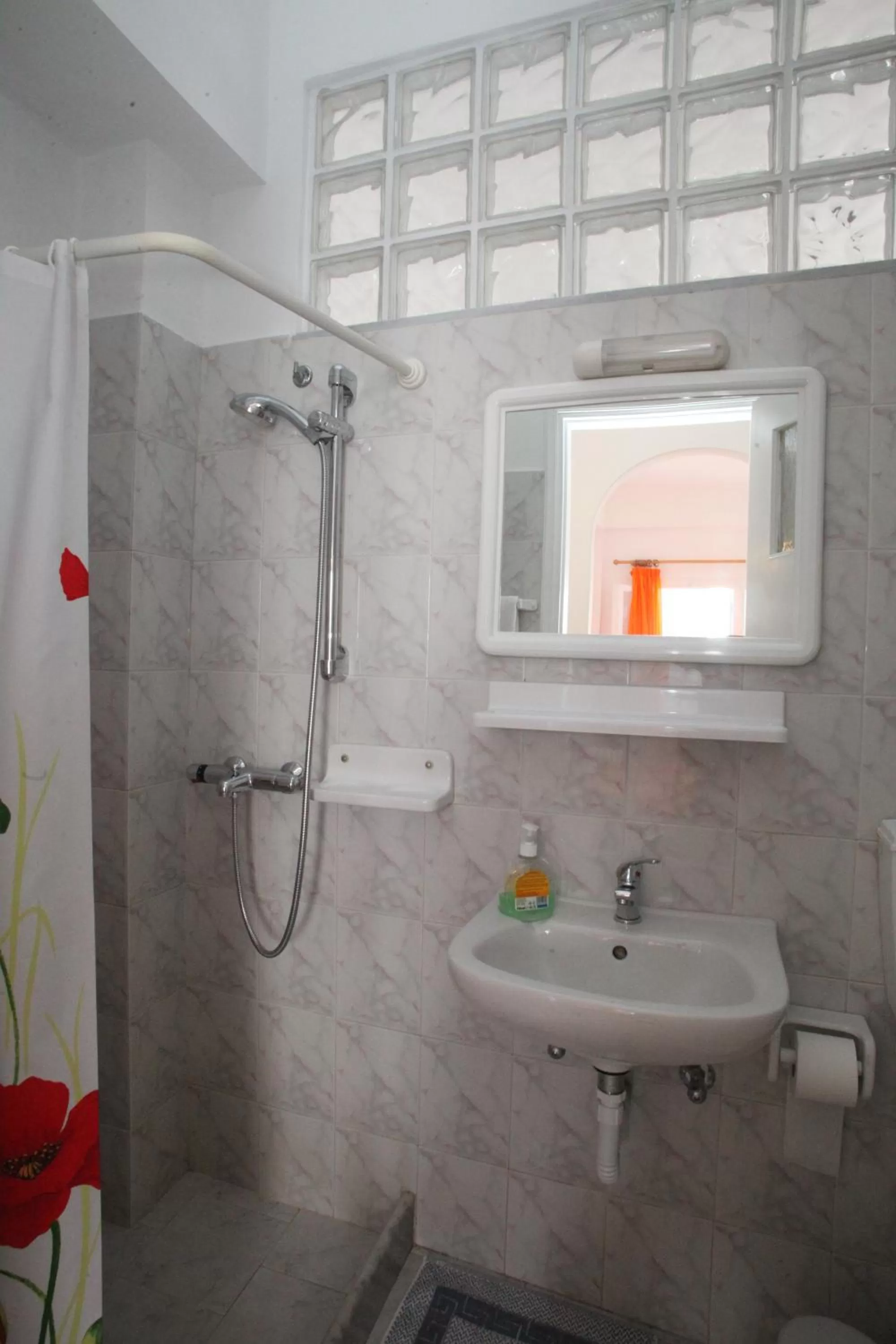 Bathroom in Afroditi Syros