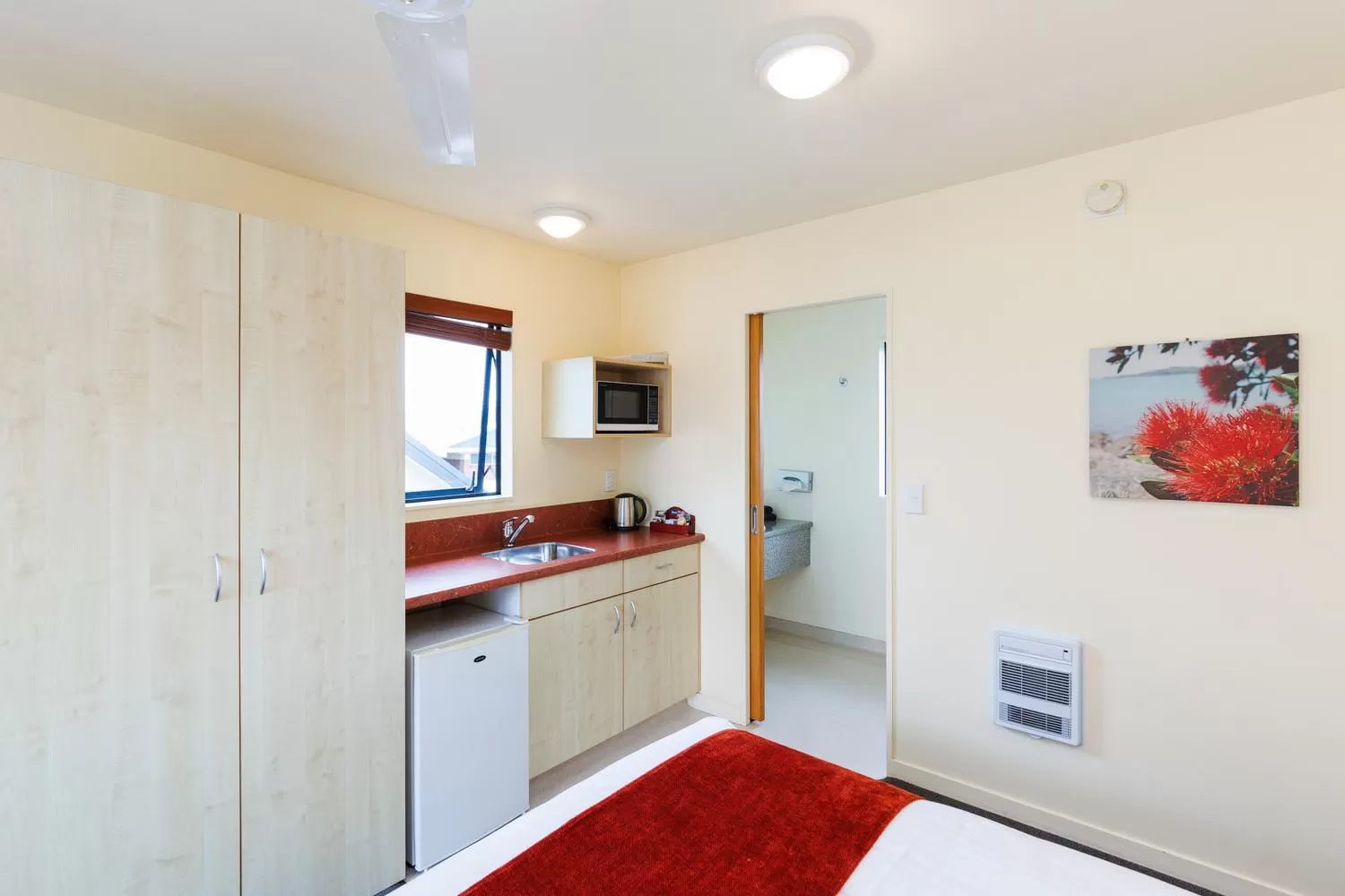 Kitchen or kitchenette, Bed in Bella Vista Motel Palmerston North