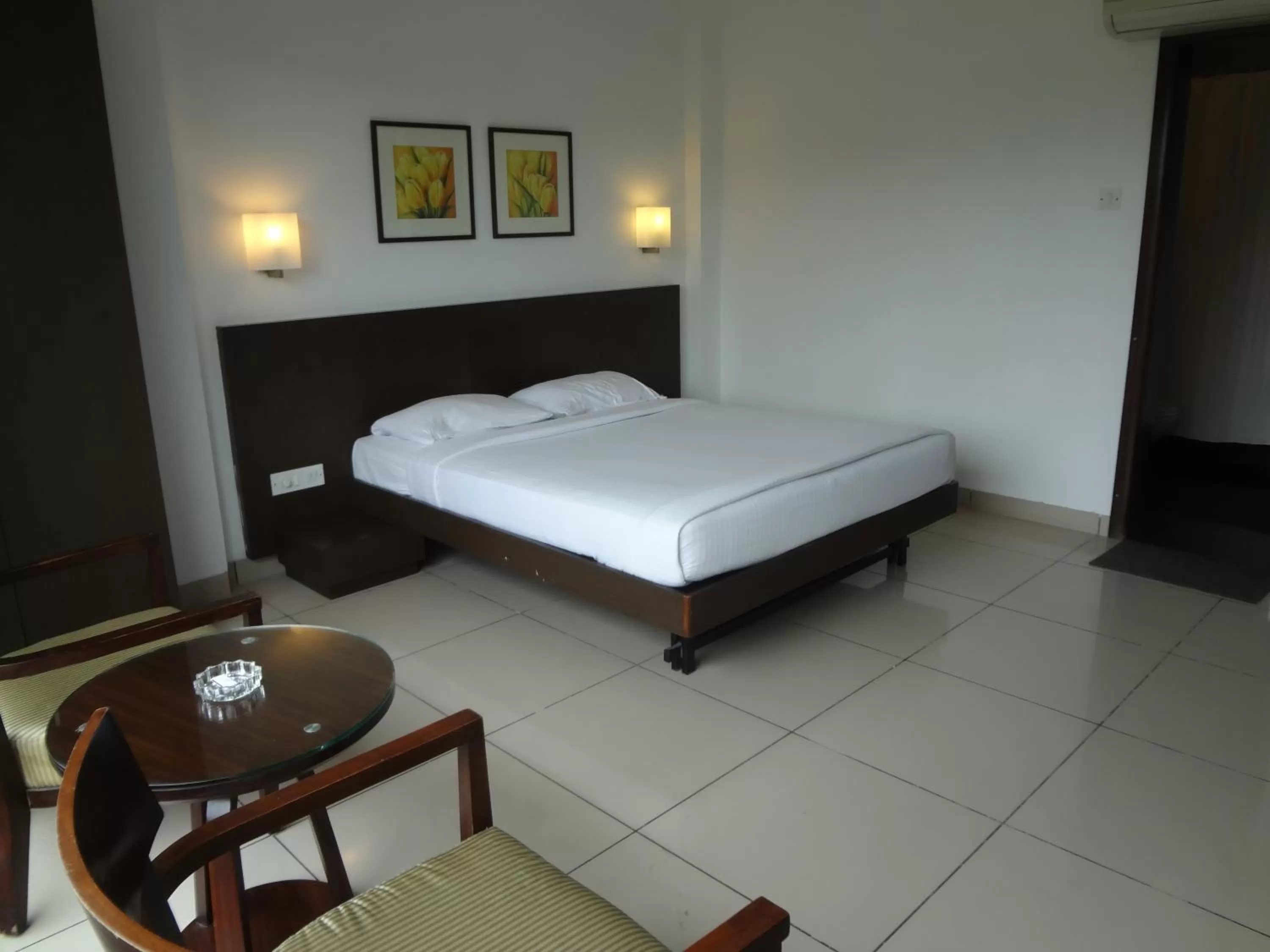 Photo of the whole room, Bed in Shantai Hotel