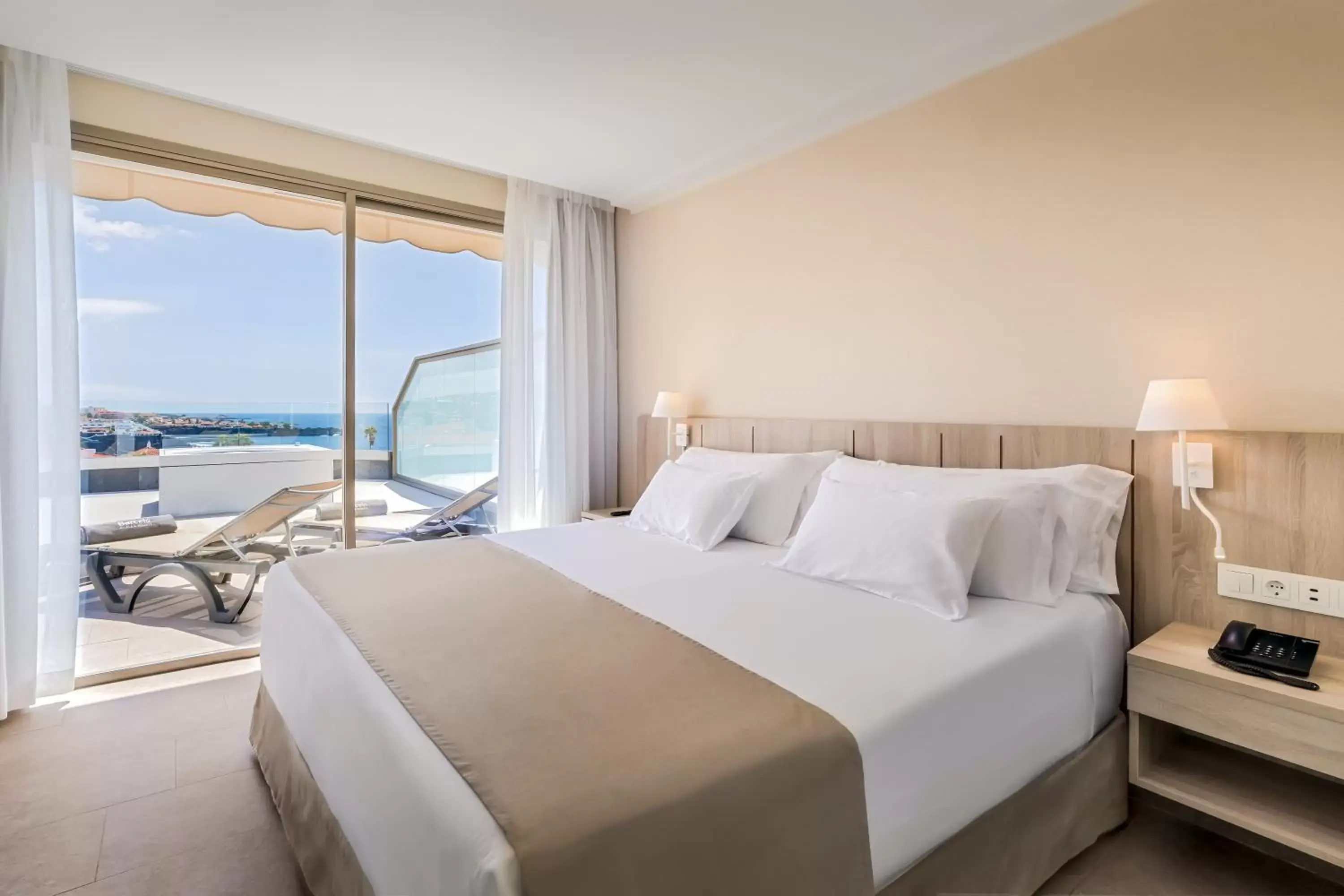 Deluxe Double Room with Sea View and Hot Tub in Barceló Santiago - Adults Only Deluxe Double Room with Sea View and Hot Tub in Barceló Santiago - Adults Only