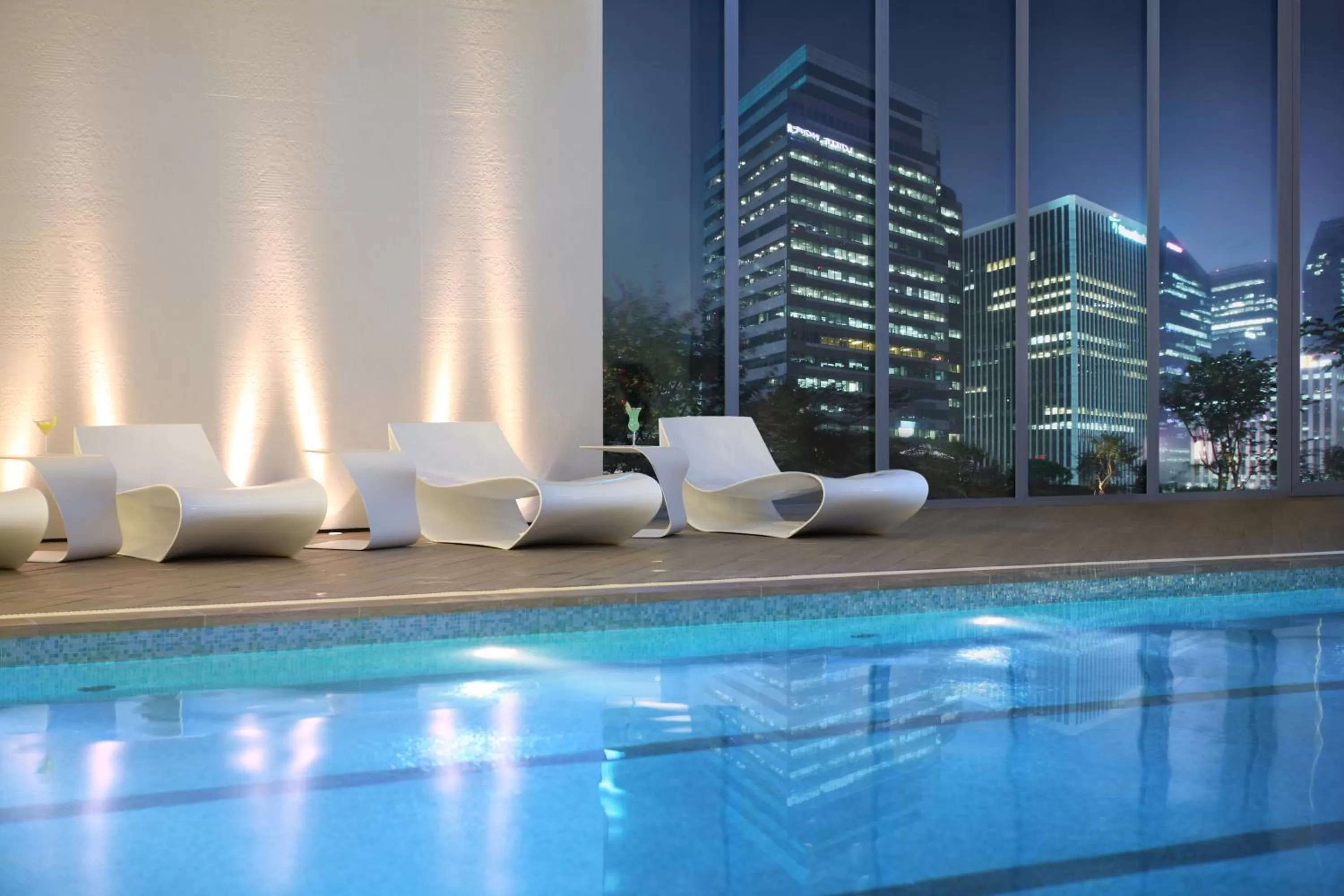 Swimming pool in Lotte Hotel Seoul Executive Tower
