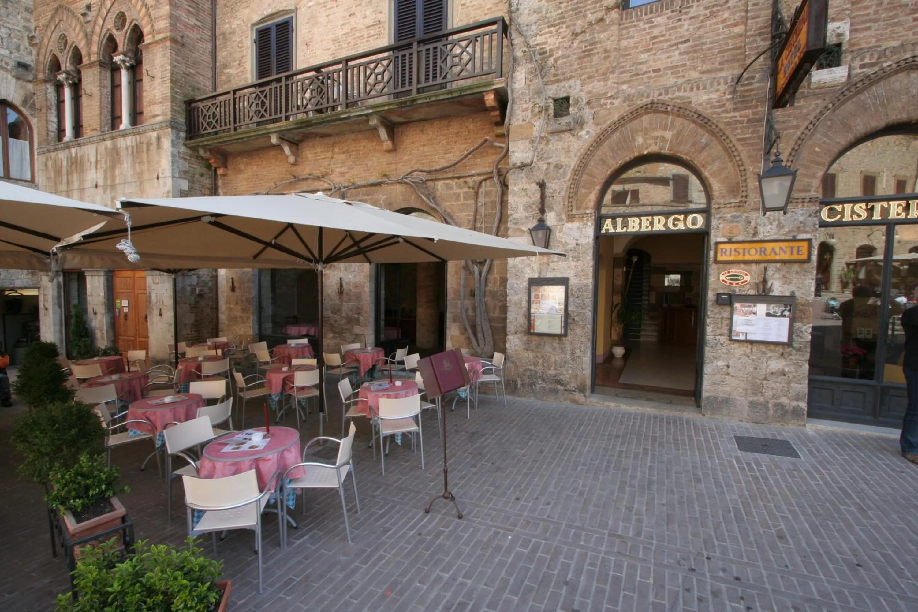Restaurant/places to eat in Hotel La Cisterna