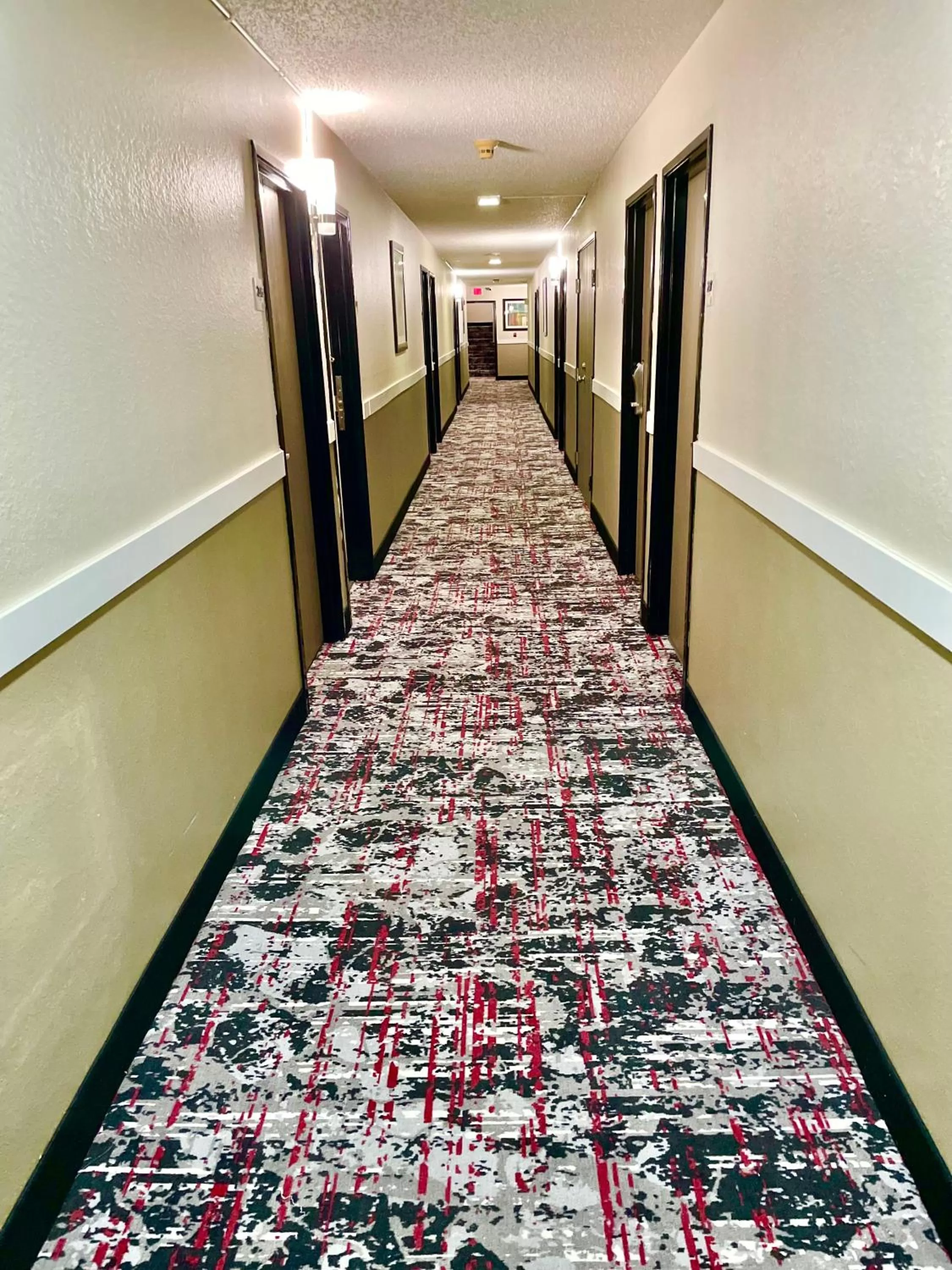 Property building in Econo Lodge Cartersville-Emerson Lake Point