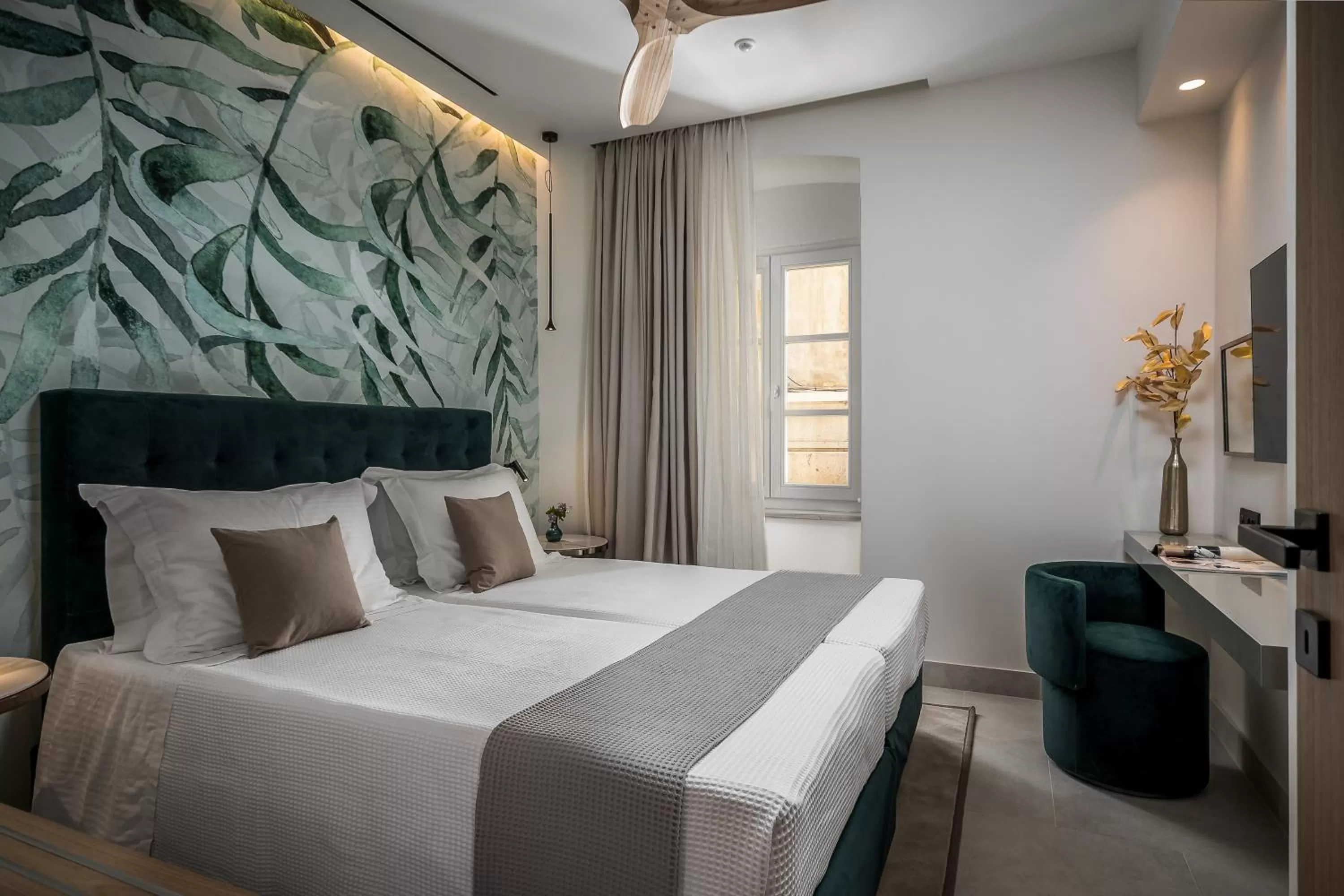 Photo of the whole room, Bed in New York Luxury Suites