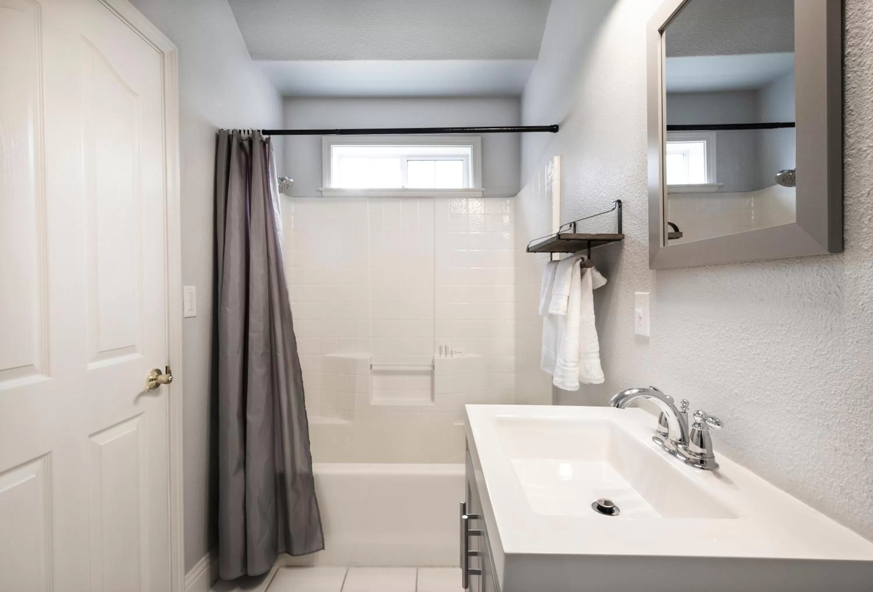 Bathroom in Hounds Tooth Inn