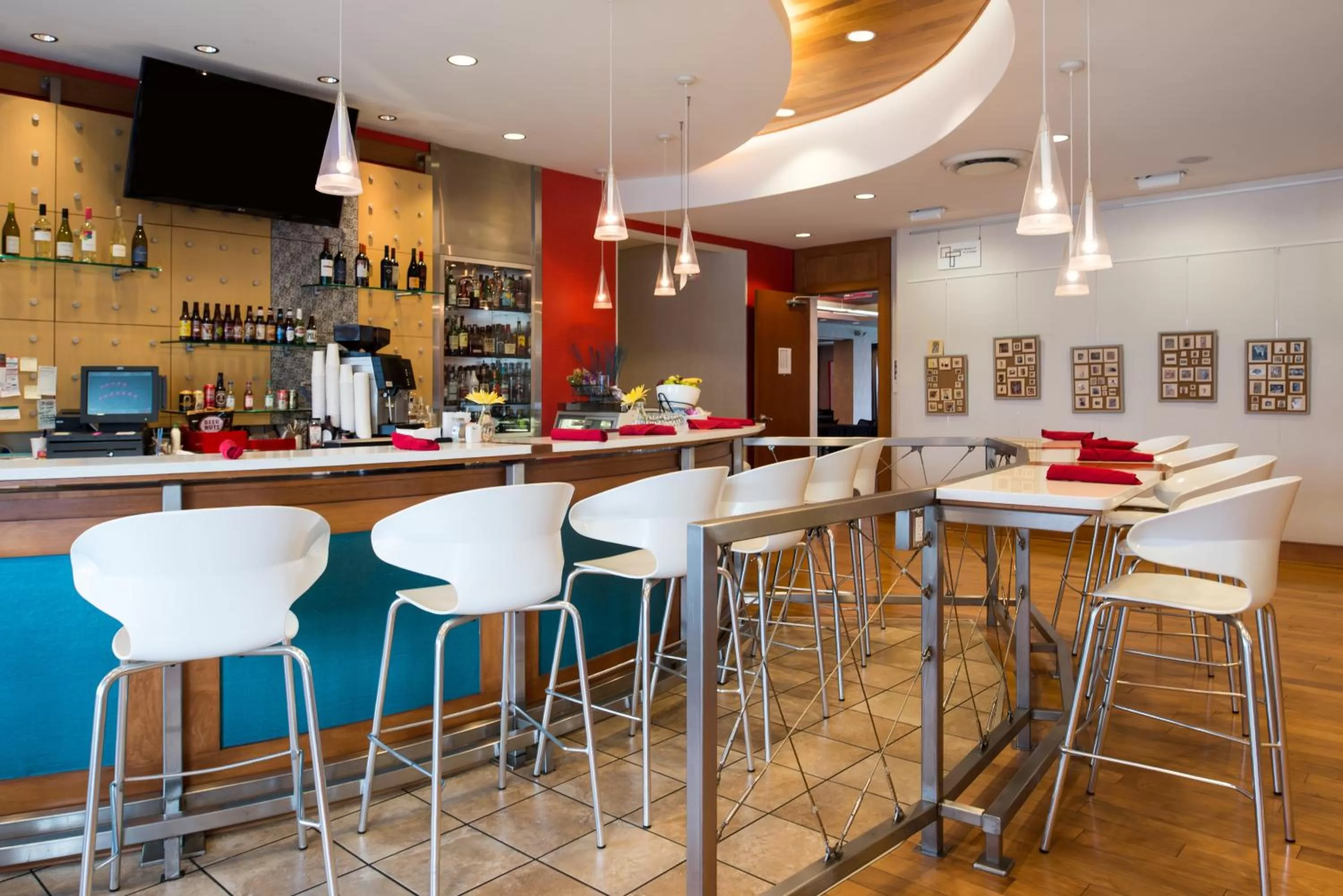Lounge or bar in Hotel Indigo Columbus Architectural Center by IHG