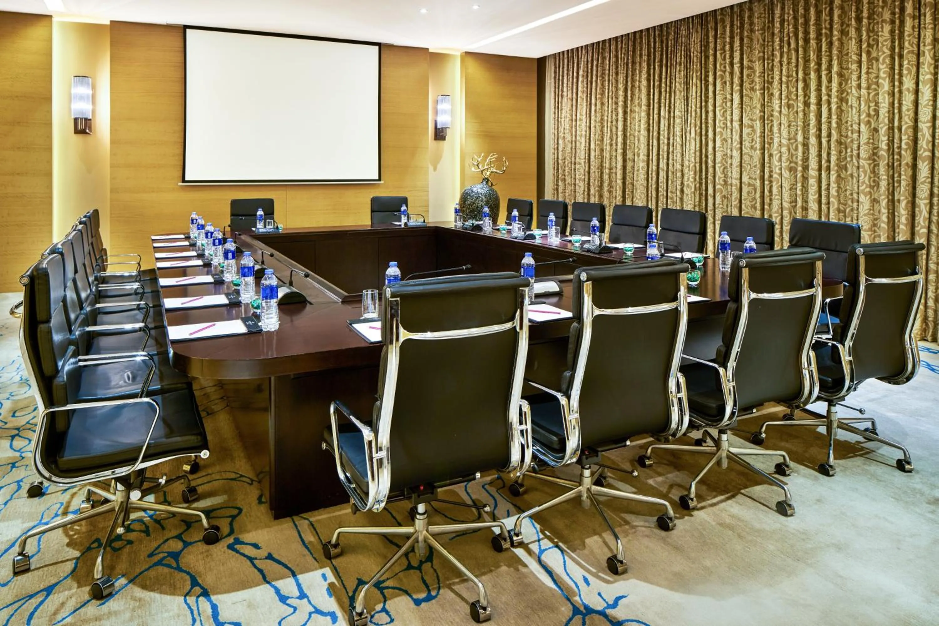 Meeting/conference room in Crowne Plaza Tianjin Jinnan by IHG