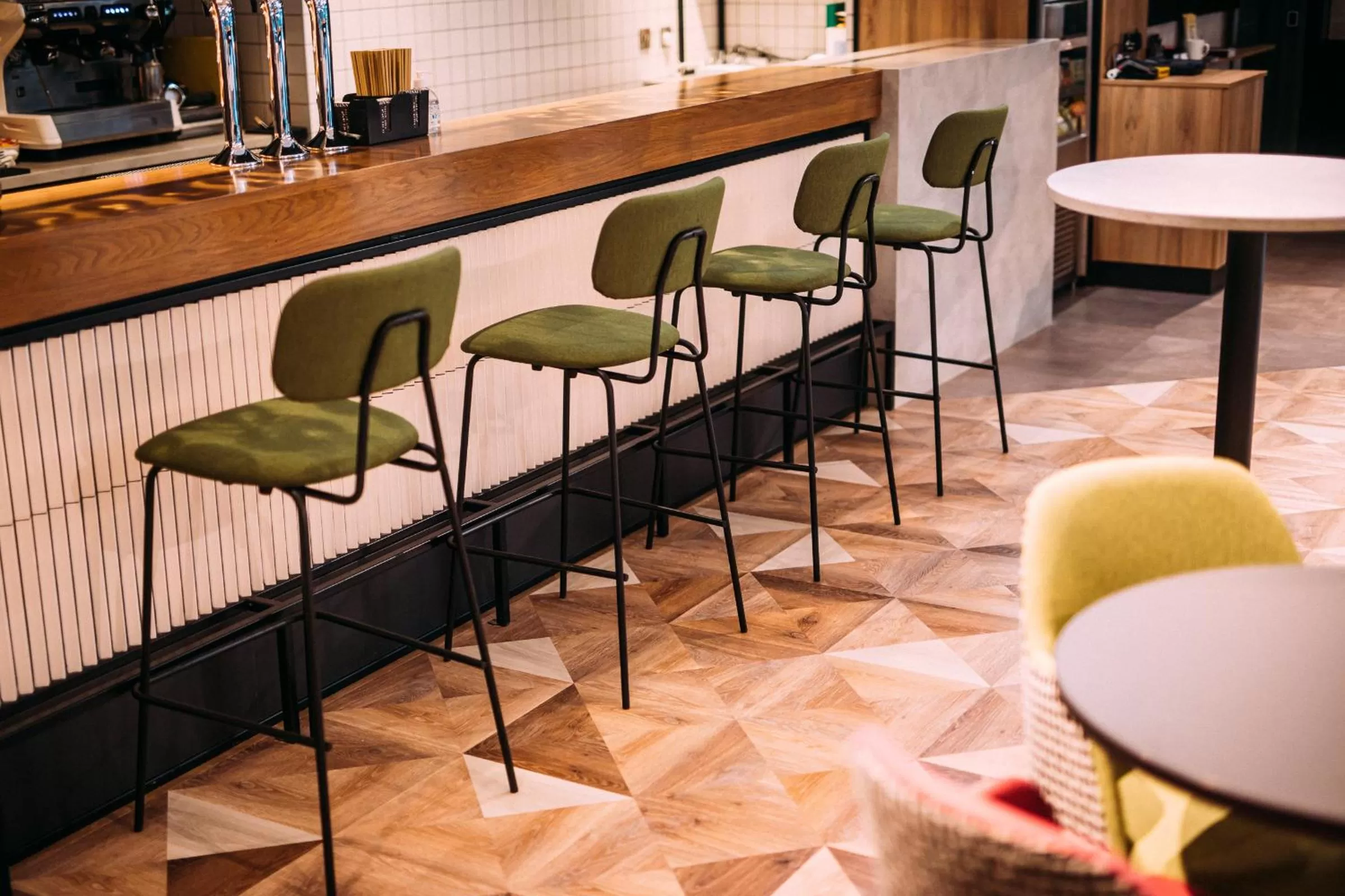 Lounge or bar in ibis Belfast City Centre