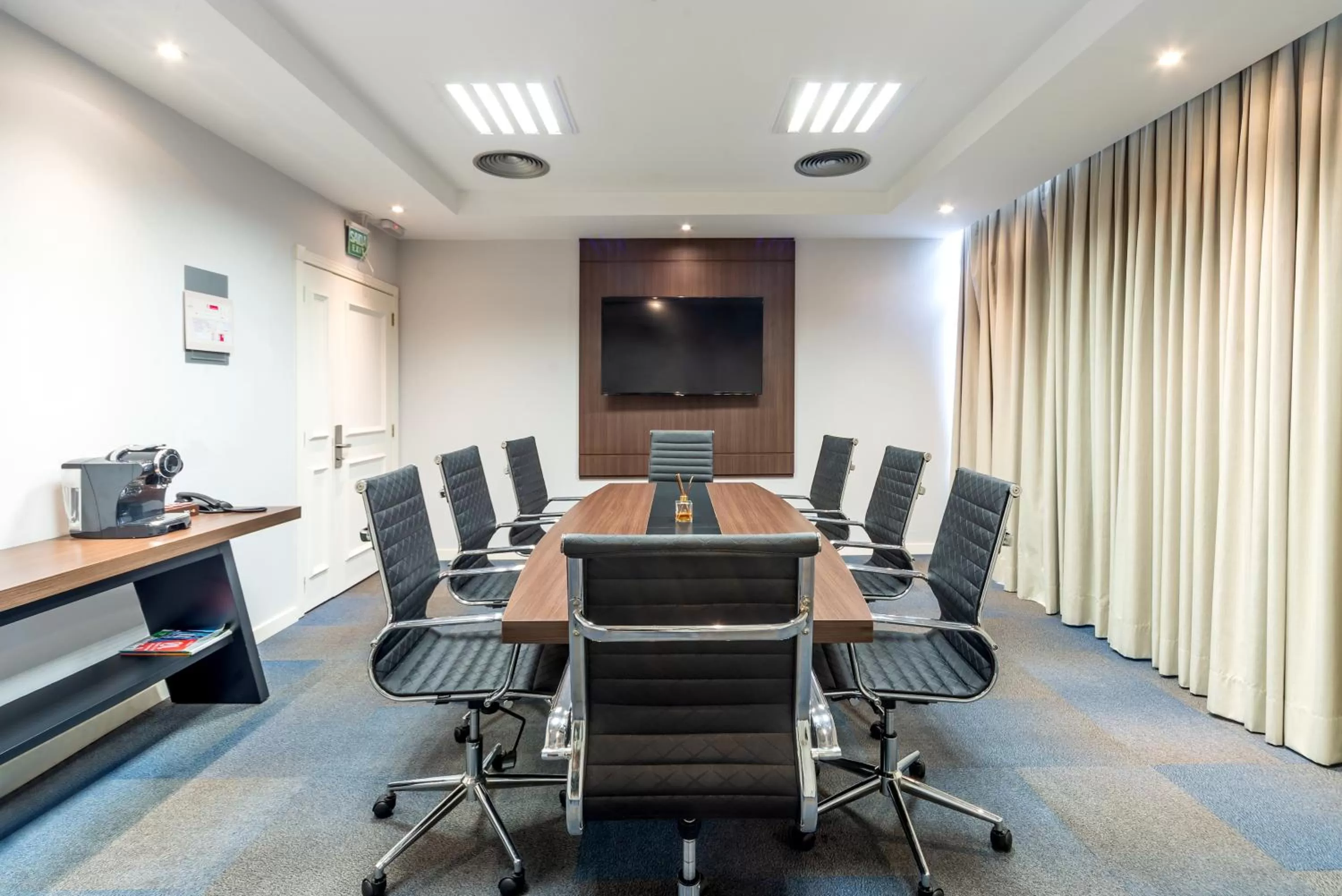 Meeting/conference room in Manhattan Porto Alegre by Mercure - 5 minutos do Hospital Moinhos de Vento