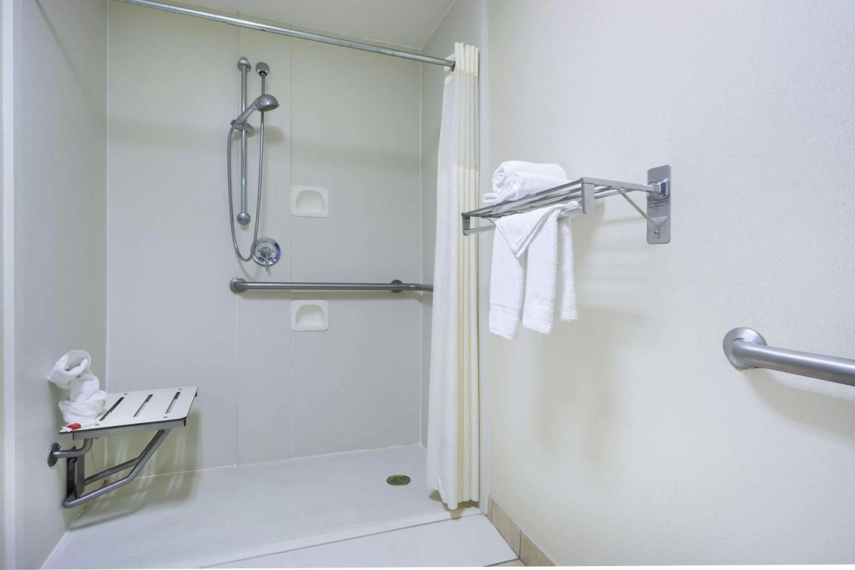 Bathroom in Days Inn by Wyndham Columbus Airport