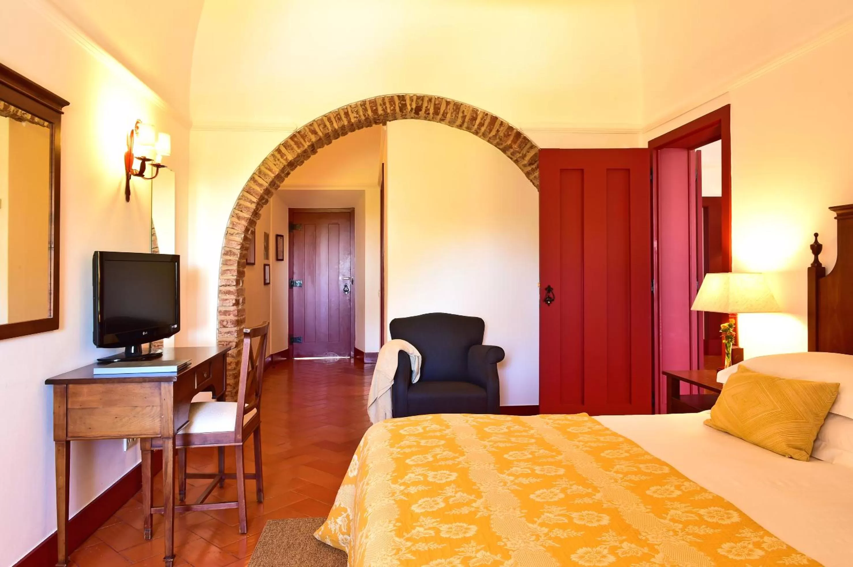 Photo of the whole room, Bed in Pousada Convento de Beja