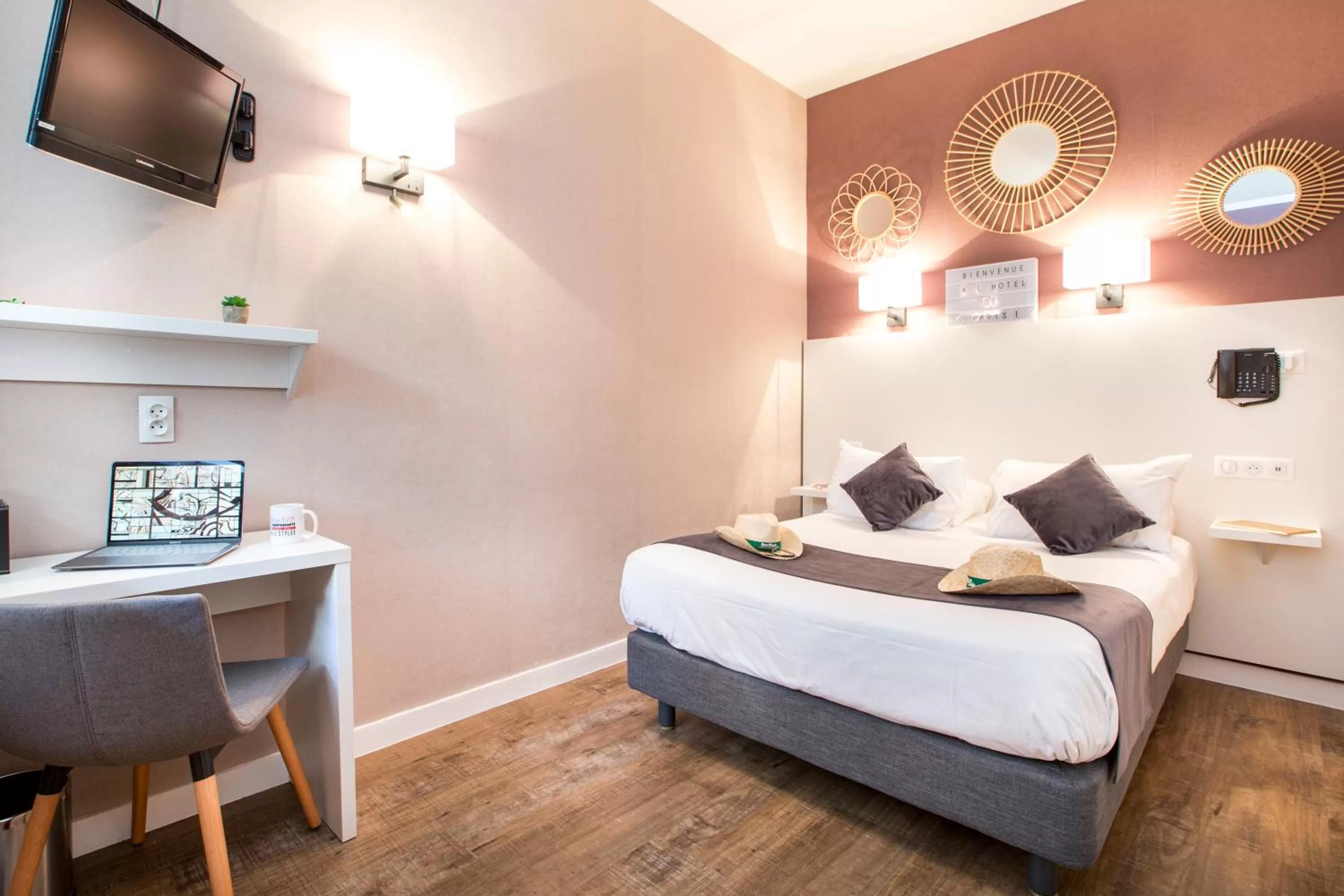 Bed in HOTEL DE PARIS MONTPARNASSE