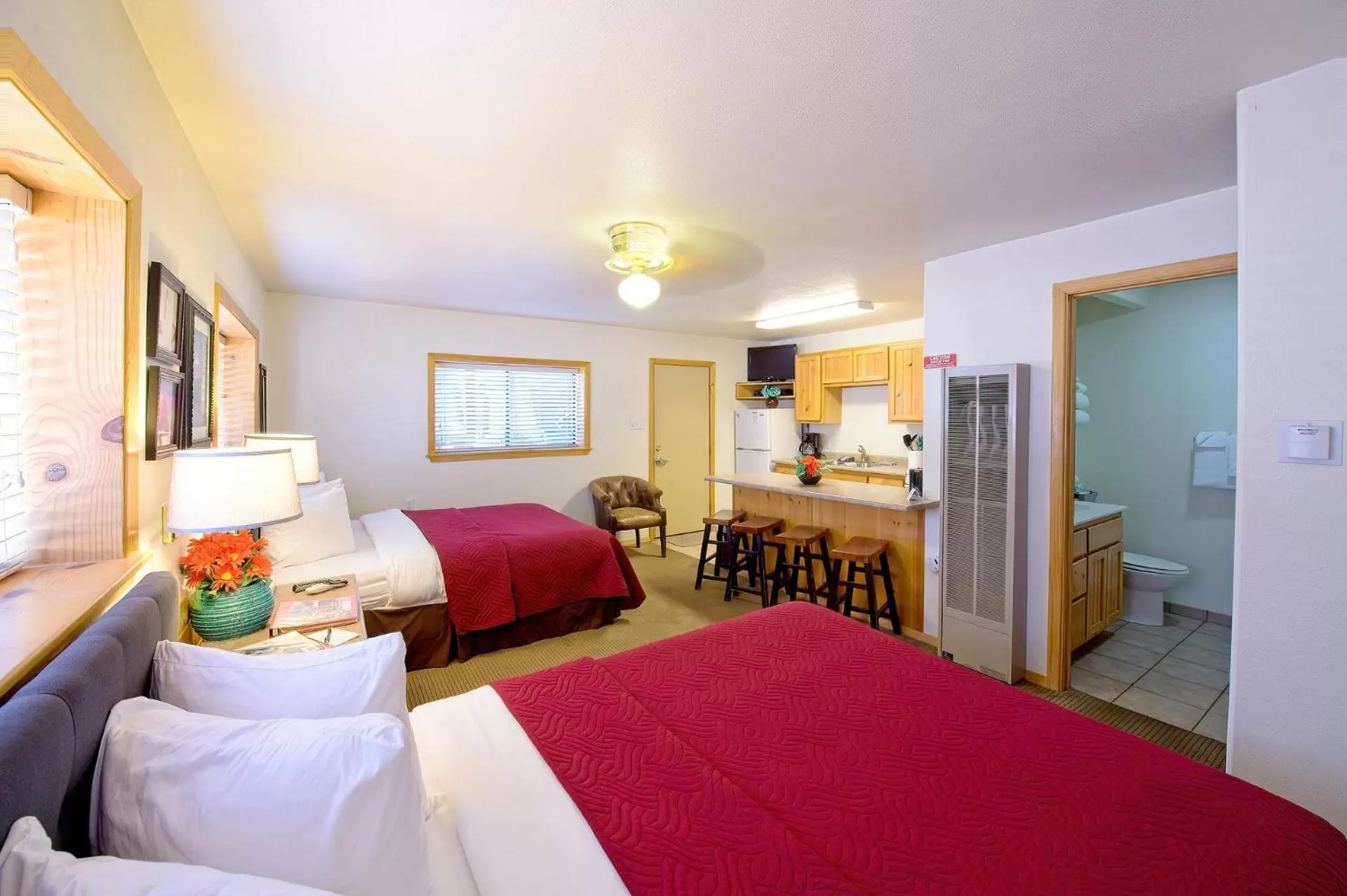 Kitchen or kitchenette, Bed in Sitzmark Sports Lodge