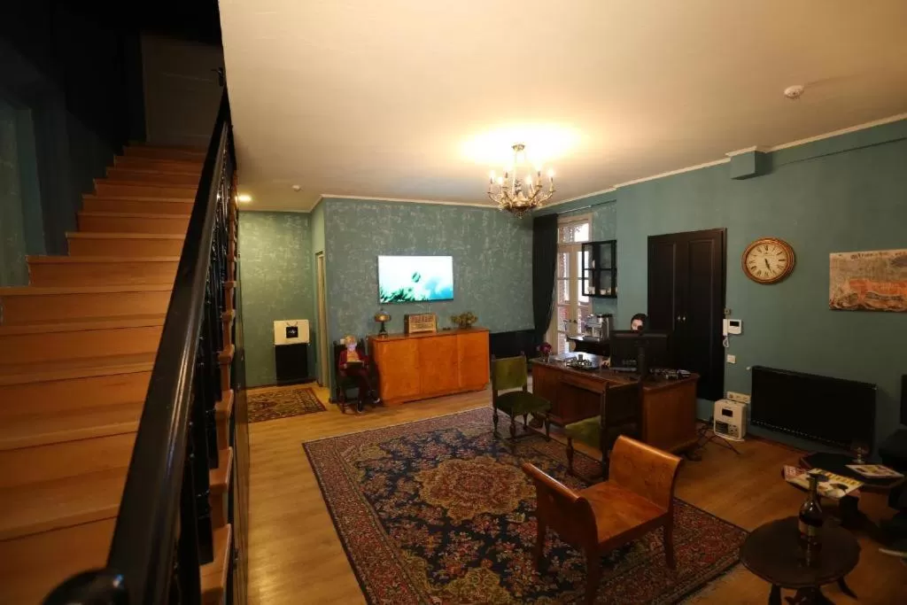 Communal lounge/ TV room, Seating Area in Kindli Hotel