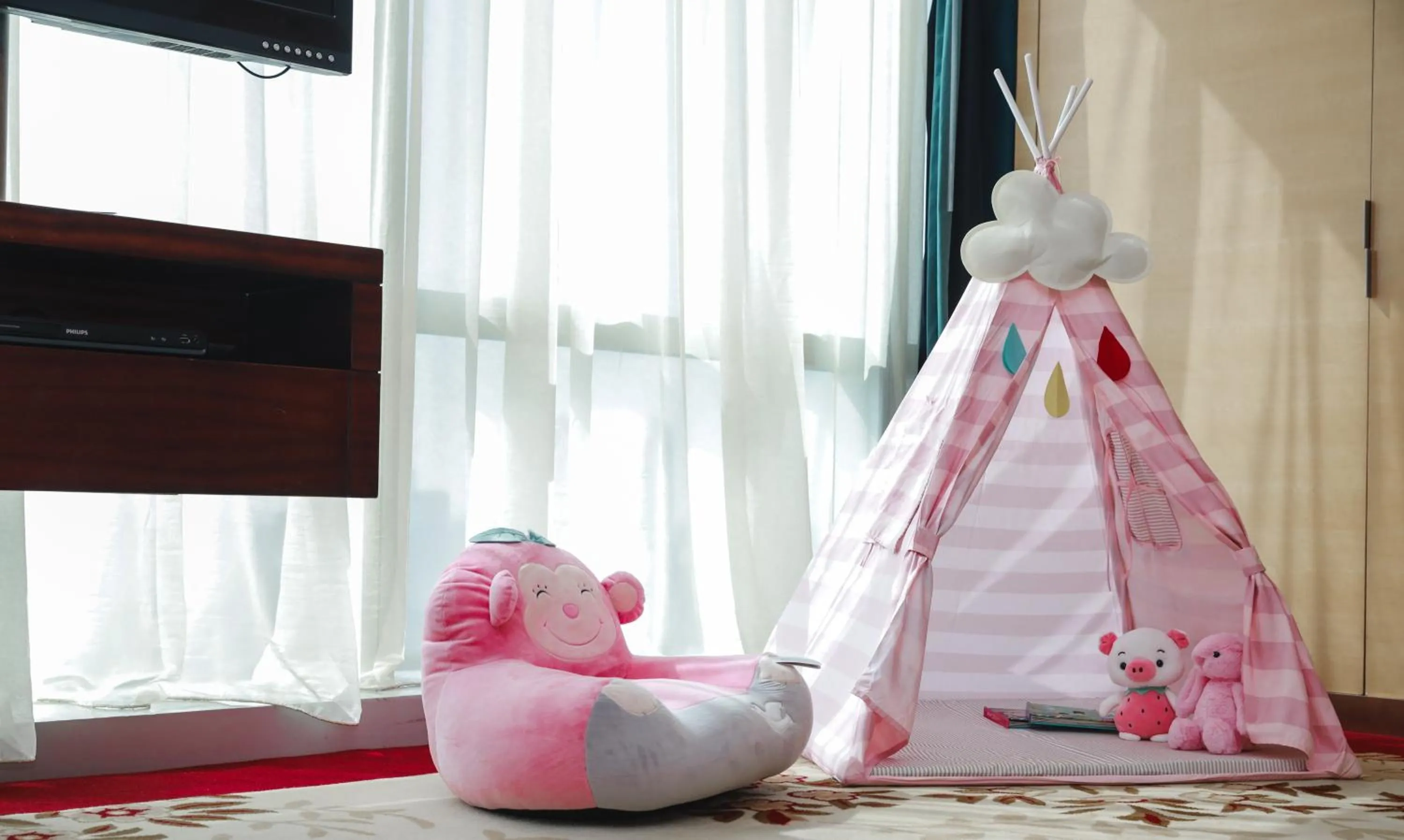 Seating area, Bed in The Longemont Shanghai