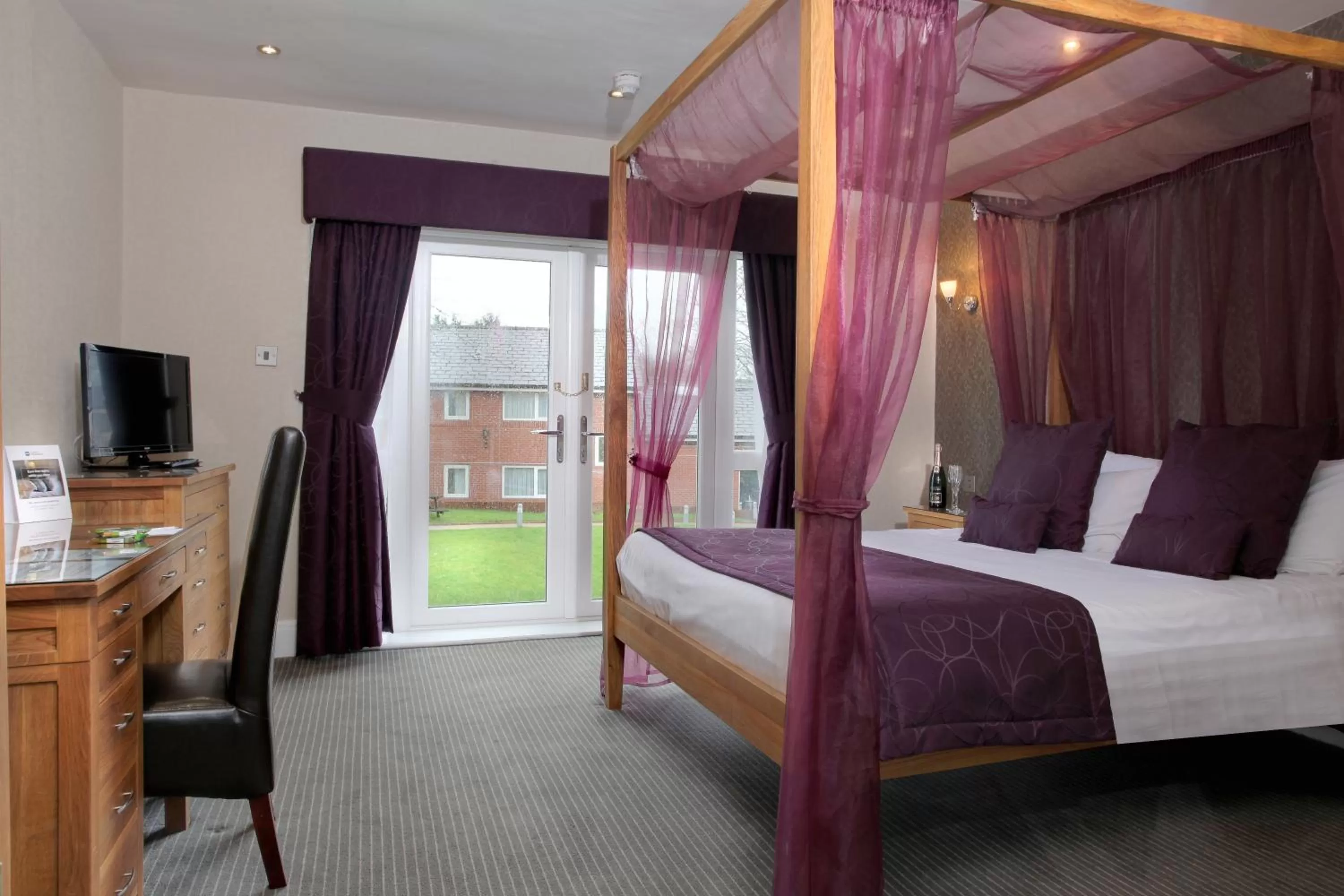 Shower, Bed in Best Western Bolholt Country Park Hotel