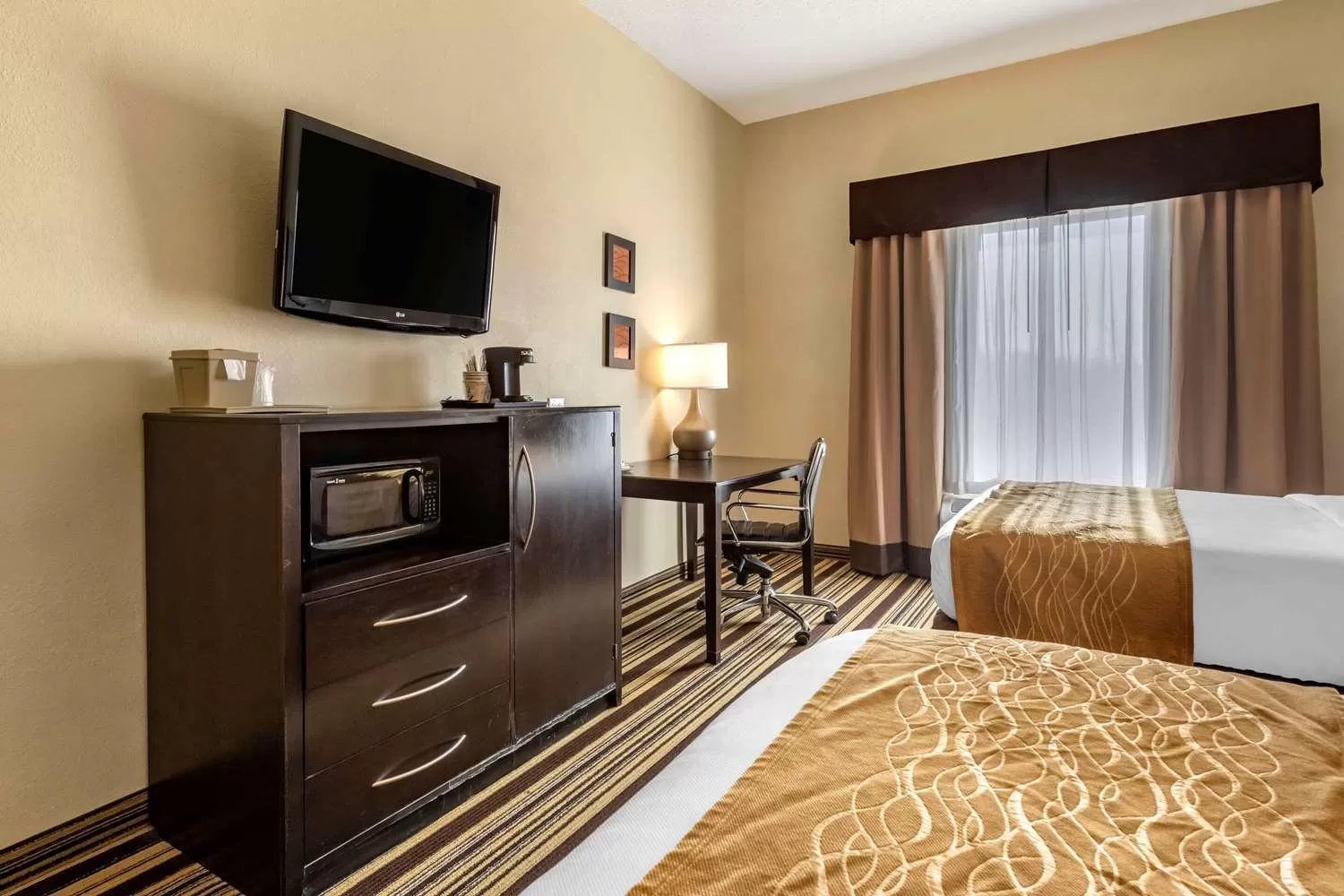 TV and multimedia, Bed in Comfort Inn & Suites Triadelphia - Wheeling