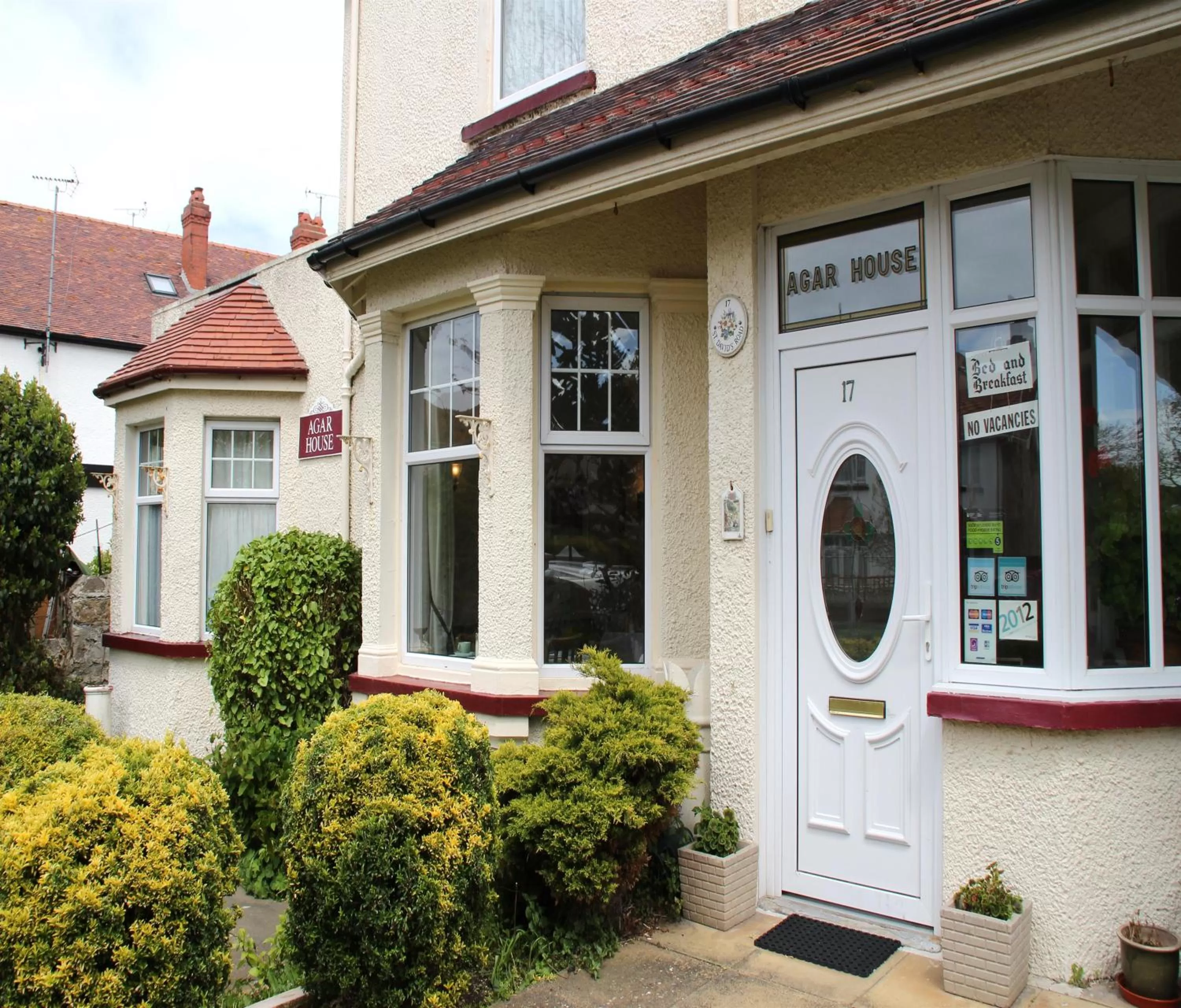 Facade/entrance in Agar House