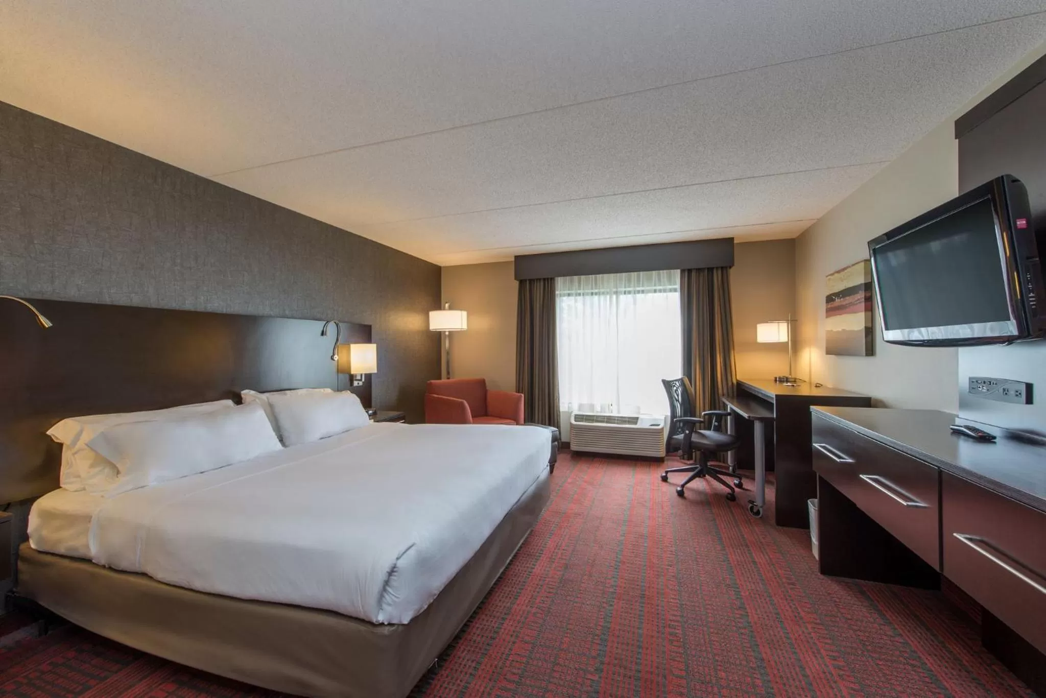 Photo of the whole room, Bed in Holiday Inn Express Hotel & Suites Auburn by IHG