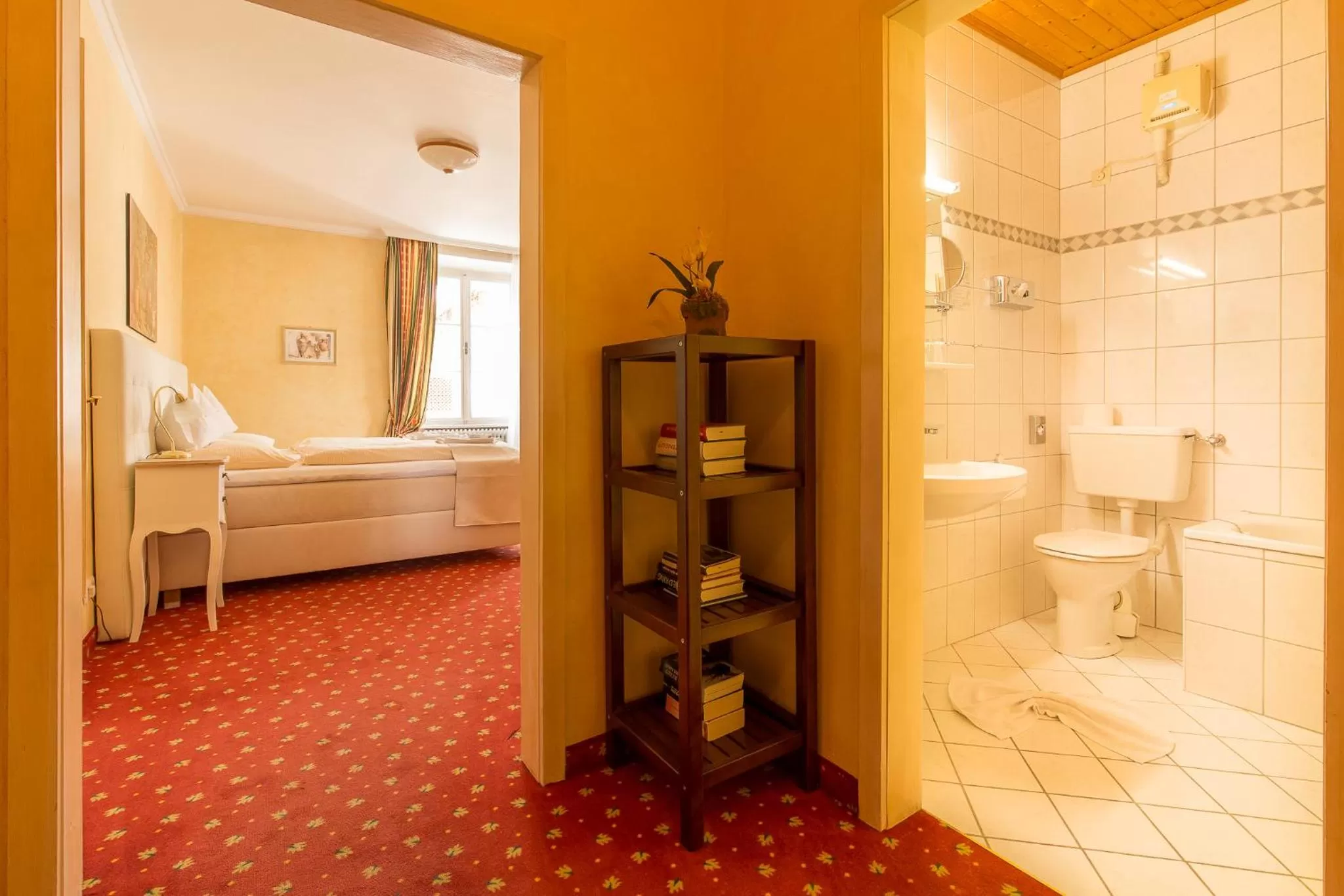 Bed, Bathroom in Hotel Schloss Lerchenhof