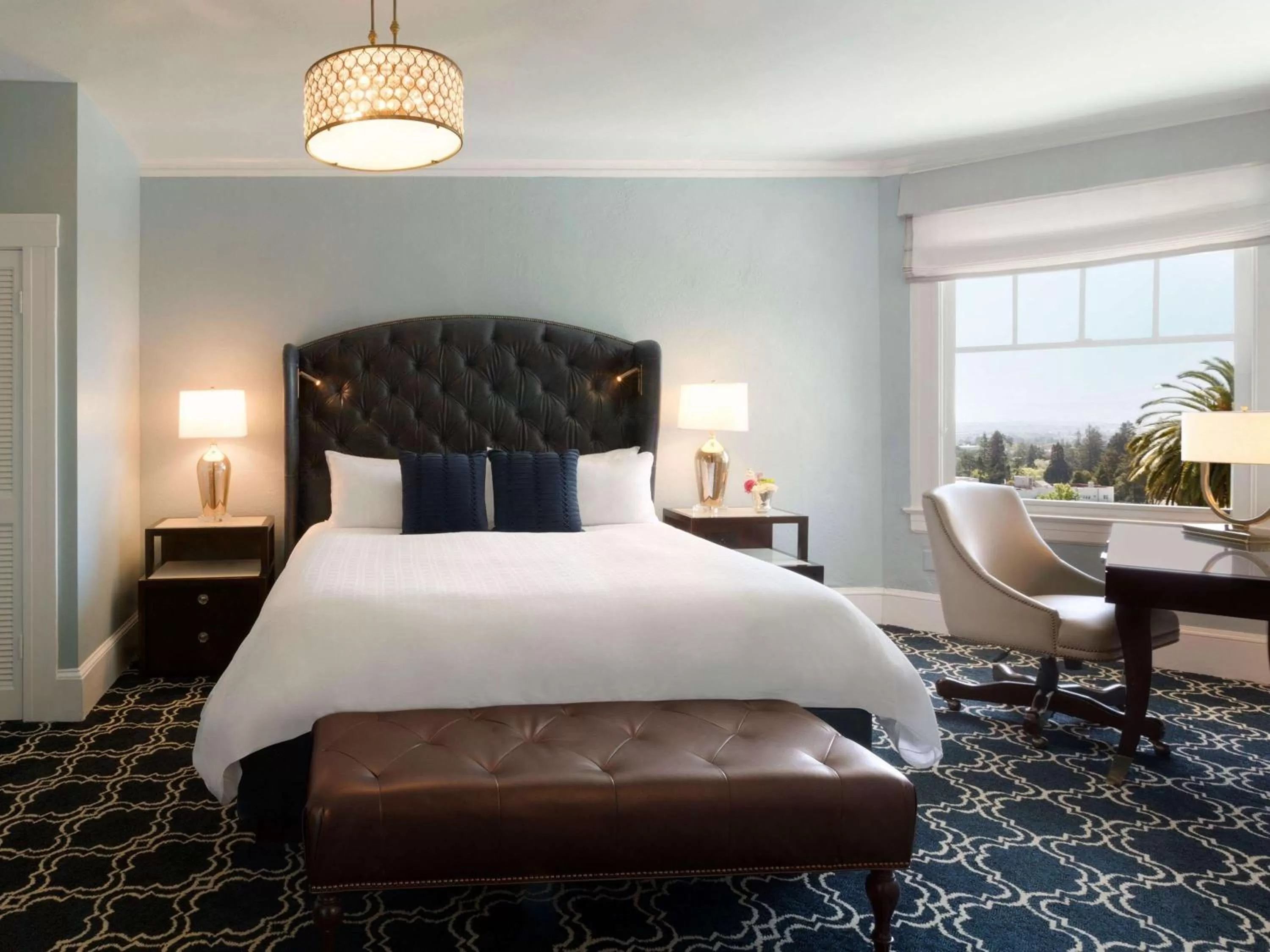 Photo of the whole room, Bed in Claremont Resort & Club