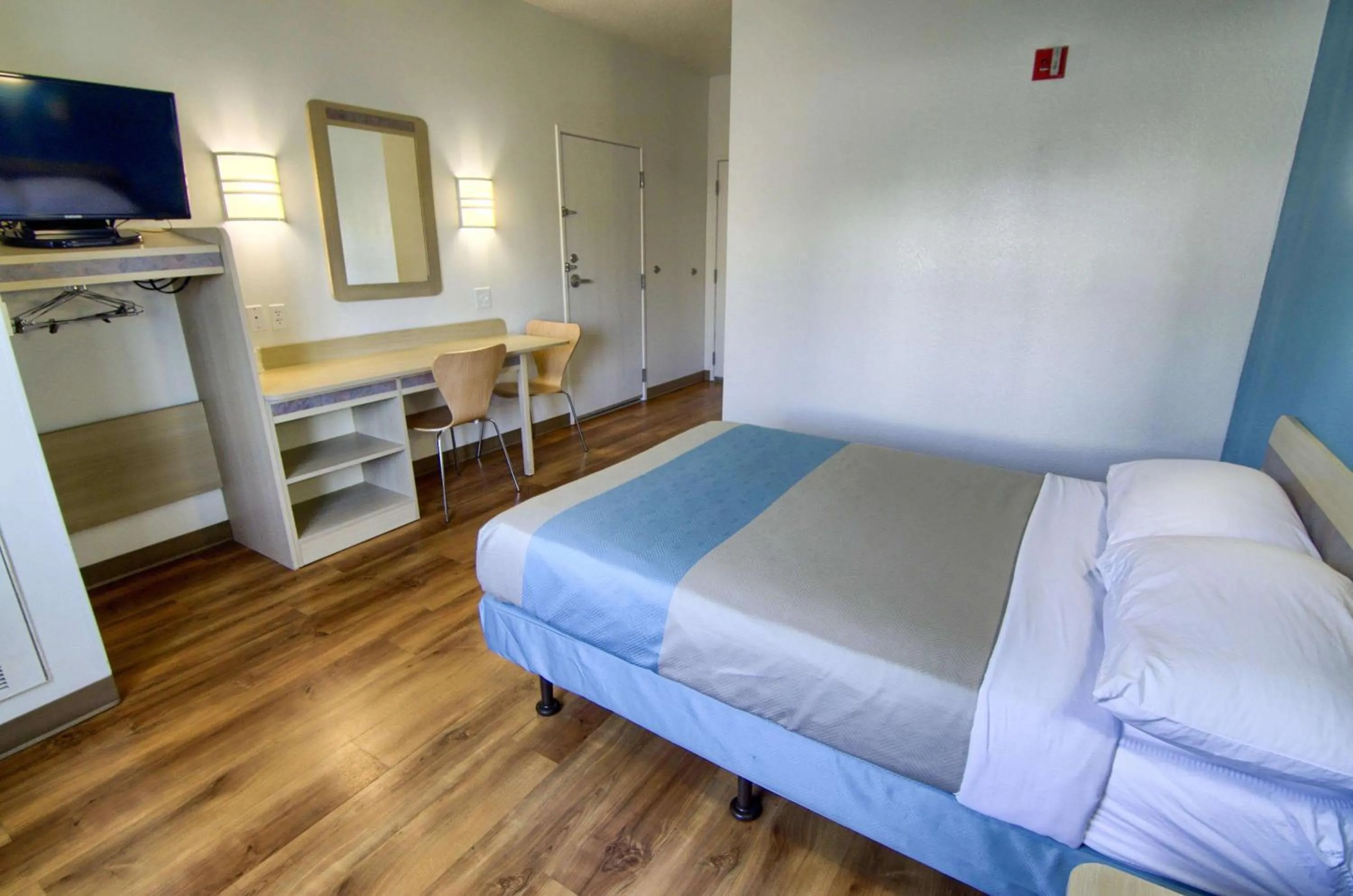 TV and multimedia, Bed in Motel 6-Portsmouth, NH