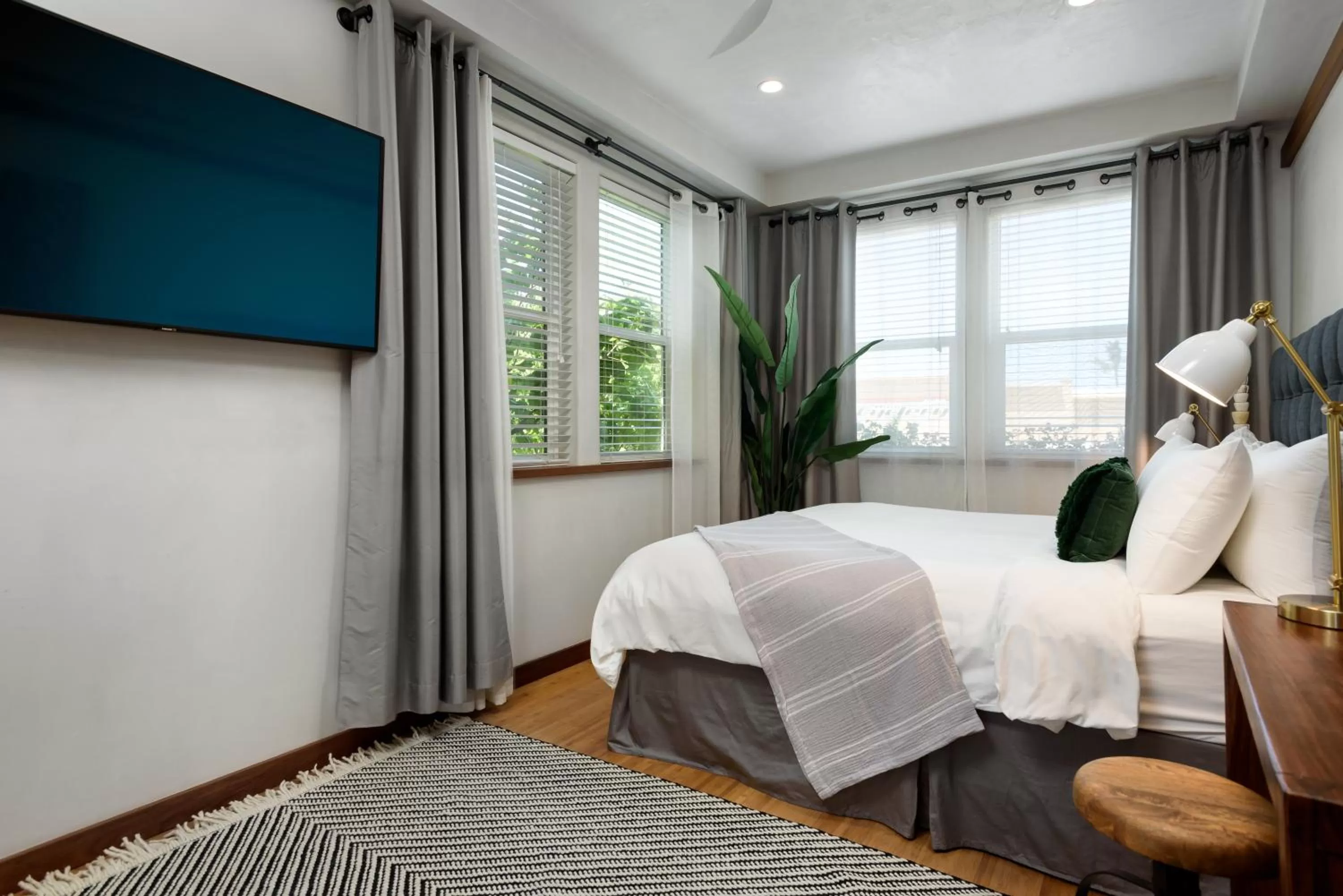 Photo of the whole room, Bed in Paia Inn