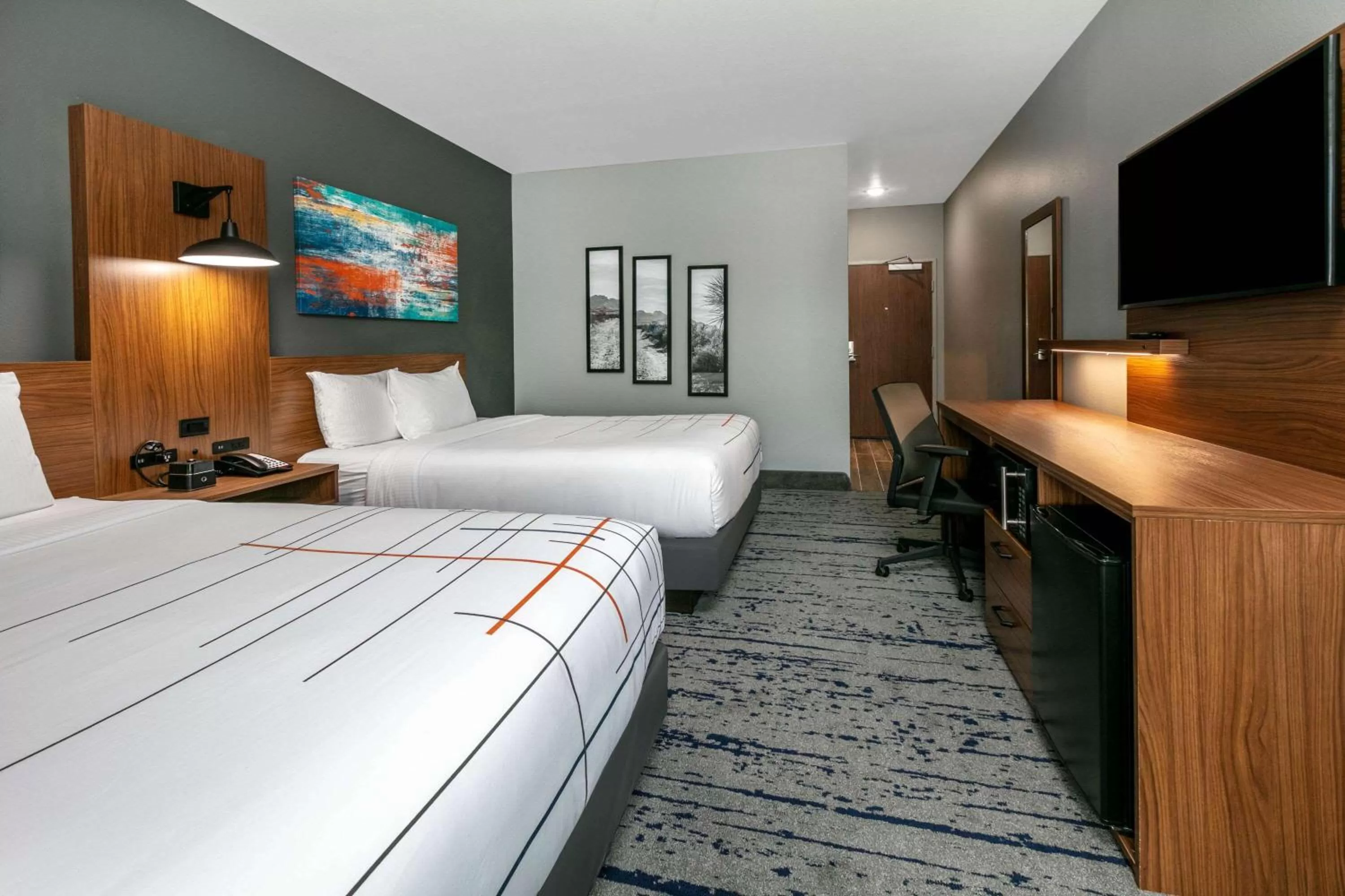 Photo of the whole room, Bed in La Quinta by Wyndham Jacksonville, Texas