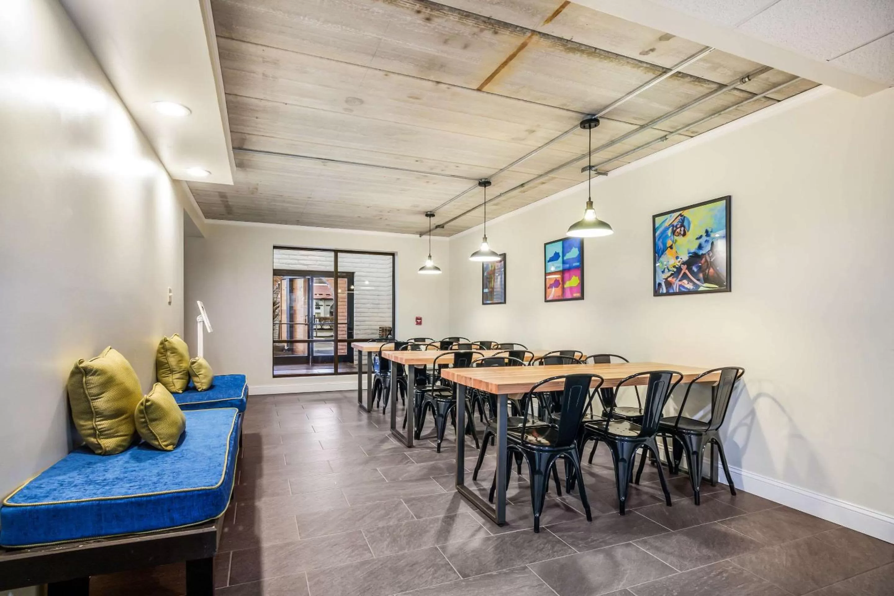 Restaurant/places to eat in Clarion Pointe Richmond North near University