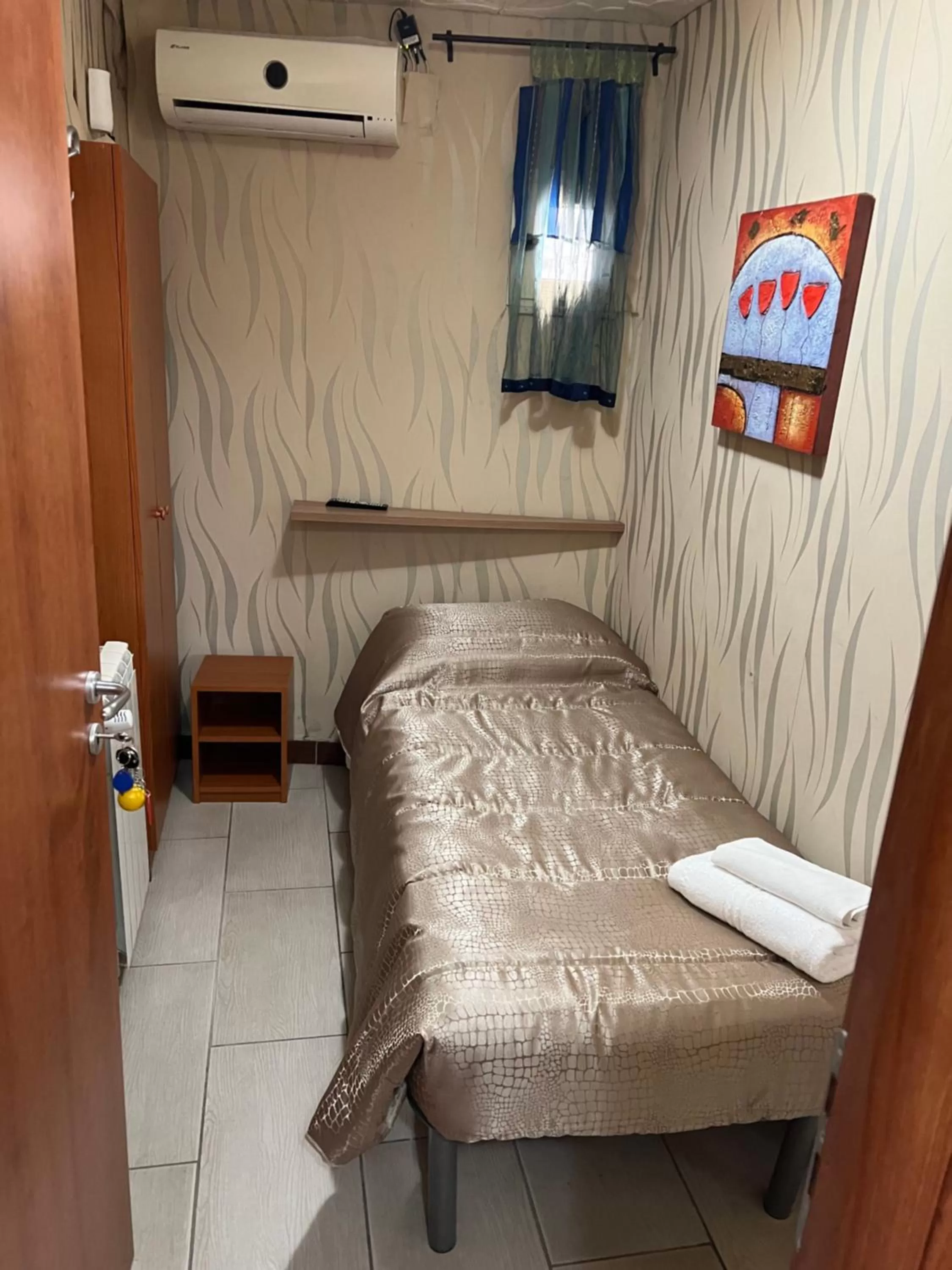 Photo of the whole room, Bed in Golden Dreams B&B