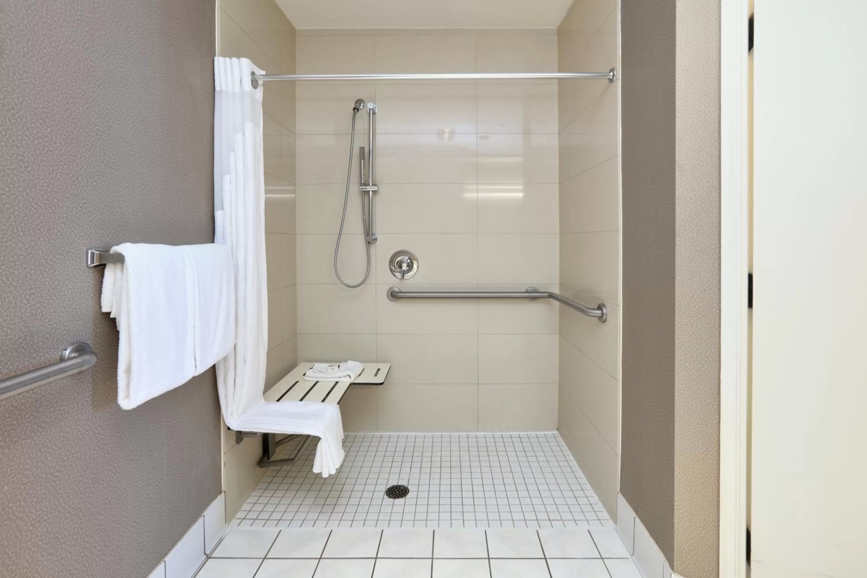 Bathroom in Holiday Inn & Suites Santa Maria by IHG