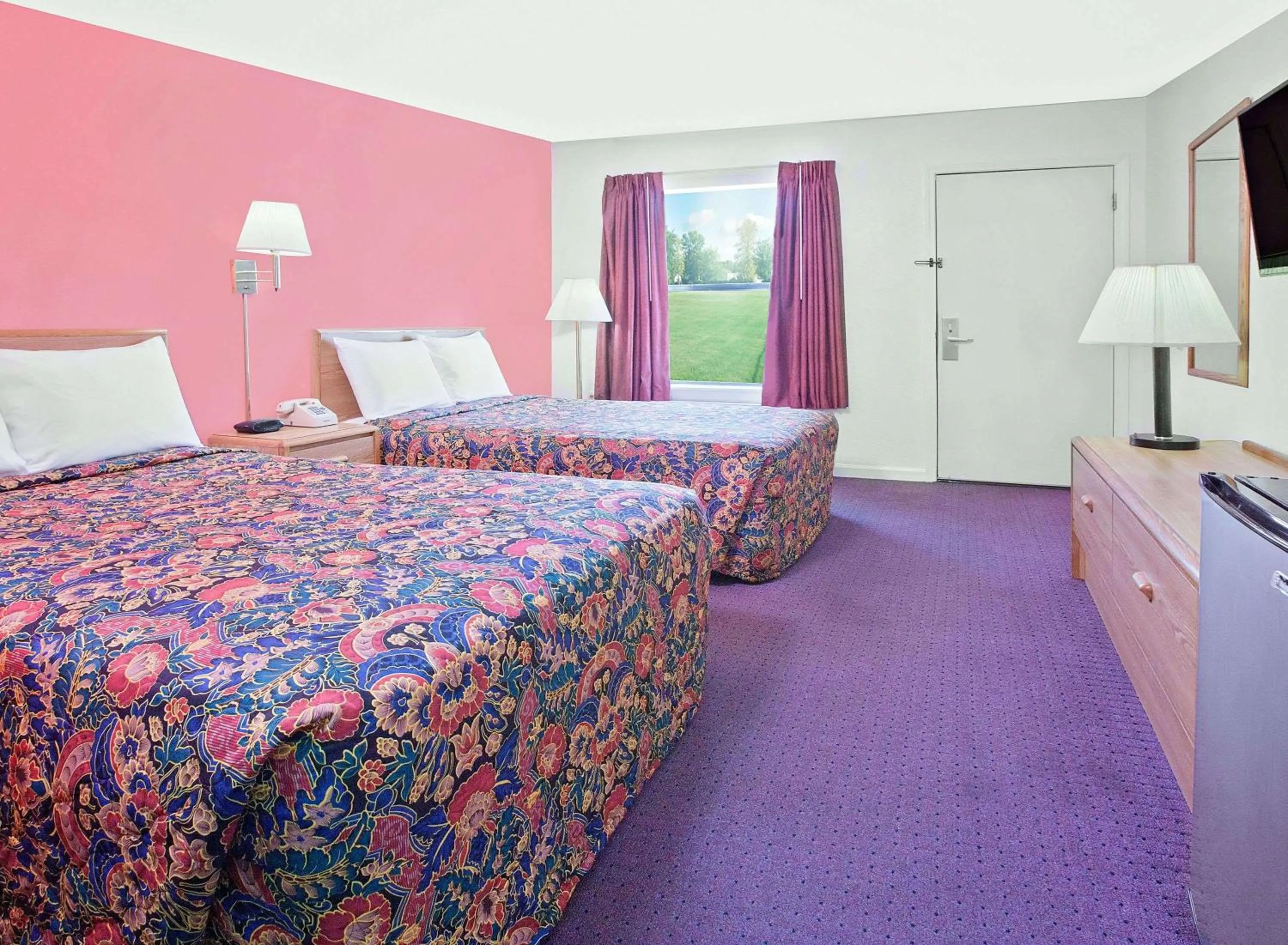 Photo of the whole room, Bed in Knights Inn Muskogee