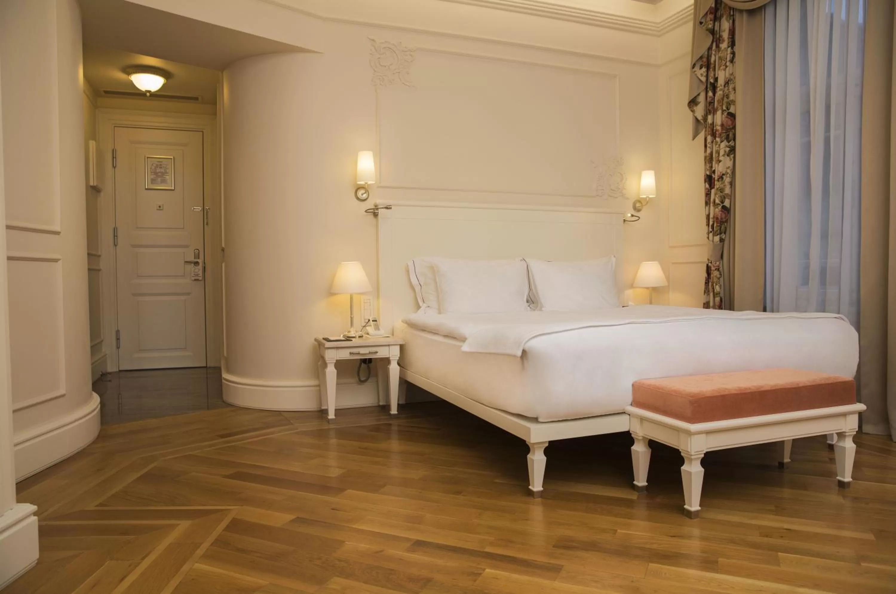 Bed in Corinne Art & Boutique Hotel