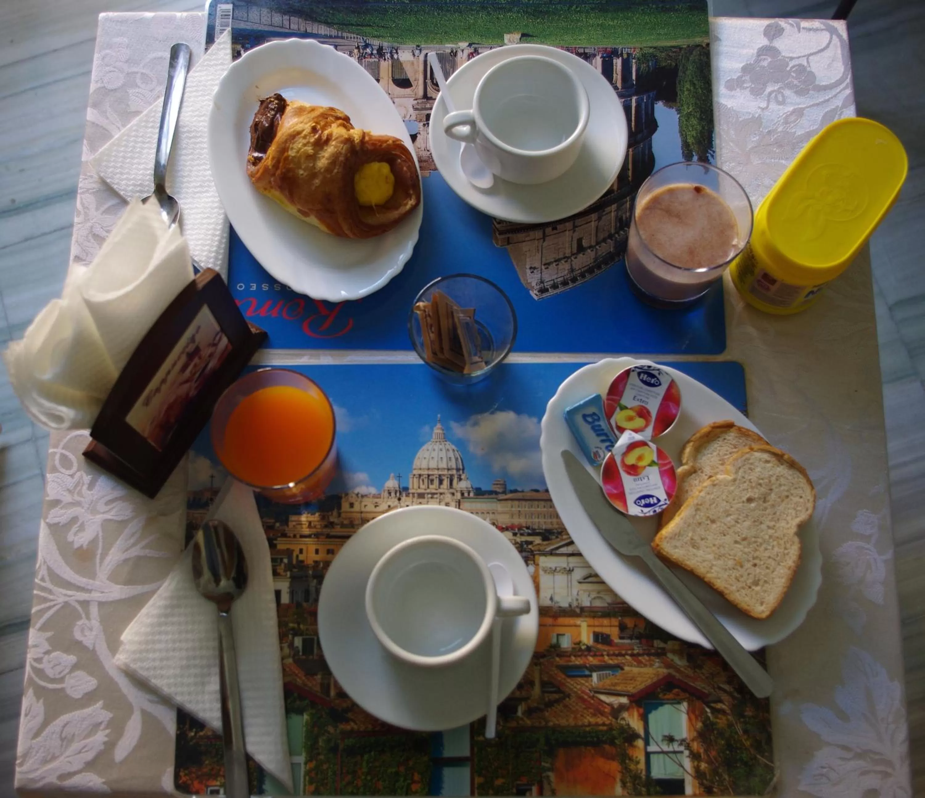 Food and drinks in Tucci's Roma Guest House