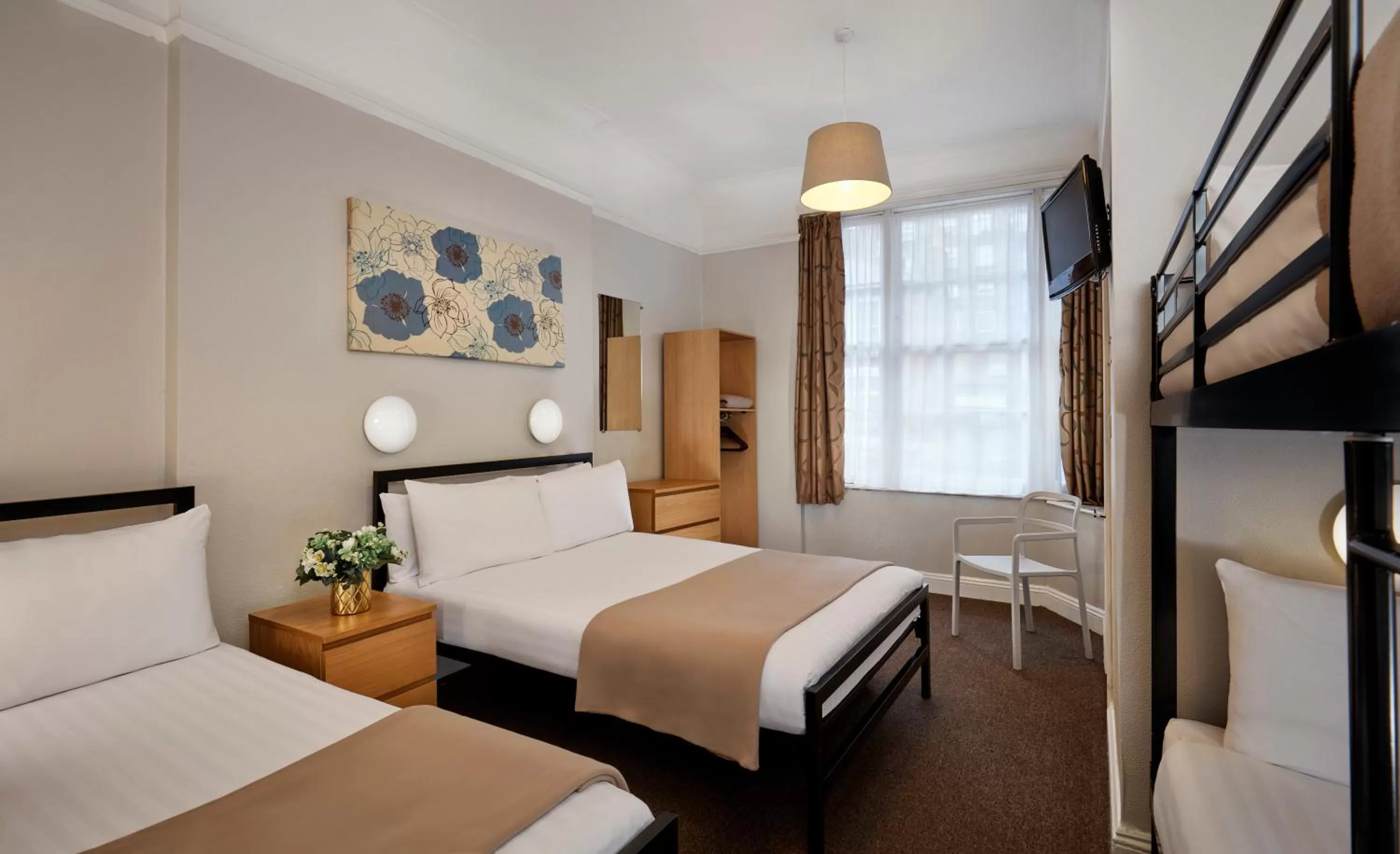 Bedroom, Bed in Lords Hotel