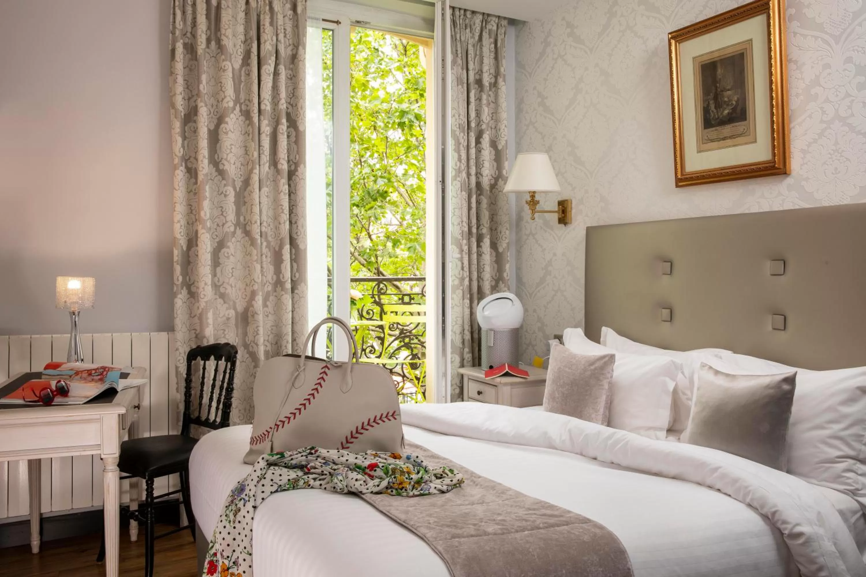 Bedroom, Bed in Hotel Plaza Elysées