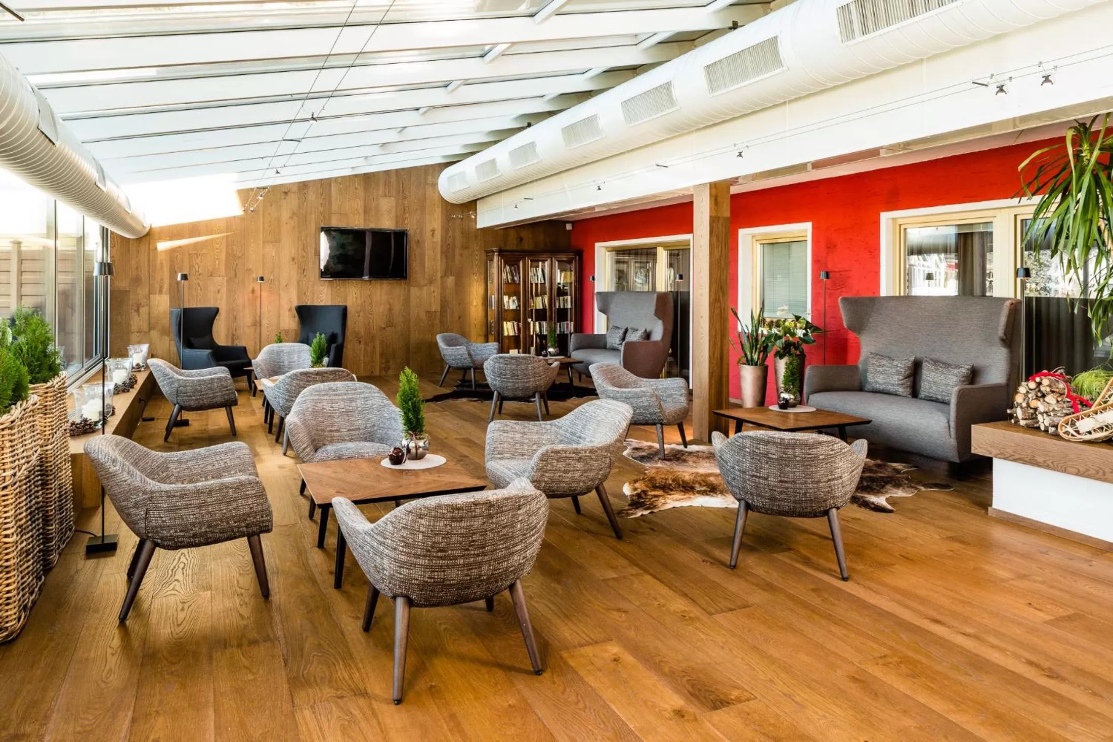 Communal lounge/ TV room in Hotel Alpenroyal - The Leading Hotels of the World