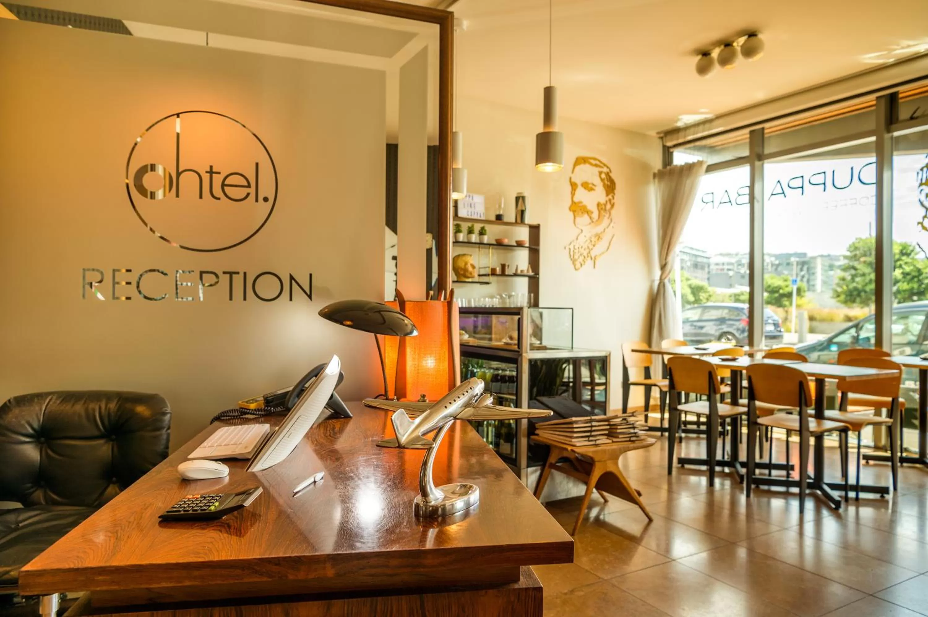 Restaurant/places to eat in Ohtel Wellington