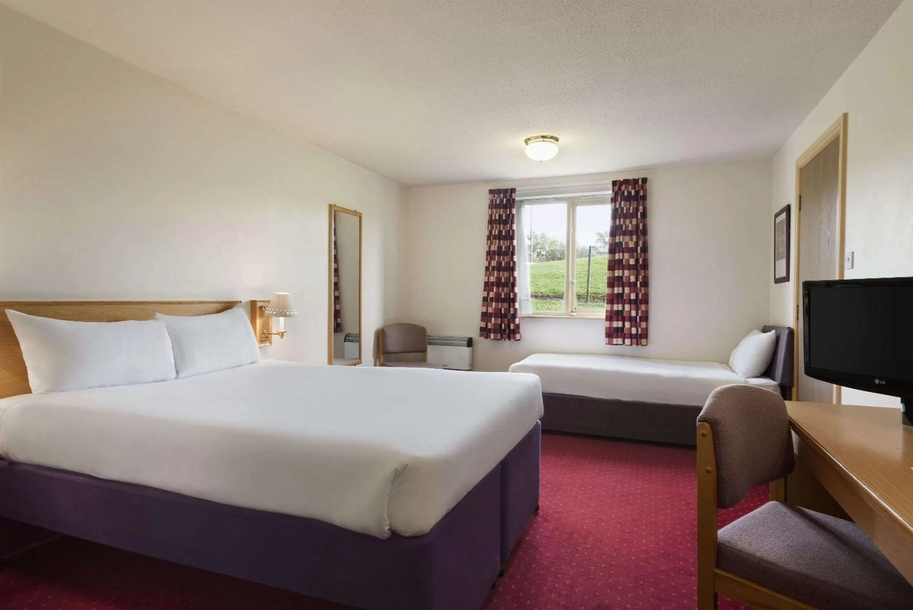 Photo of the whole room, Bed in Days Inn Tewkesbury