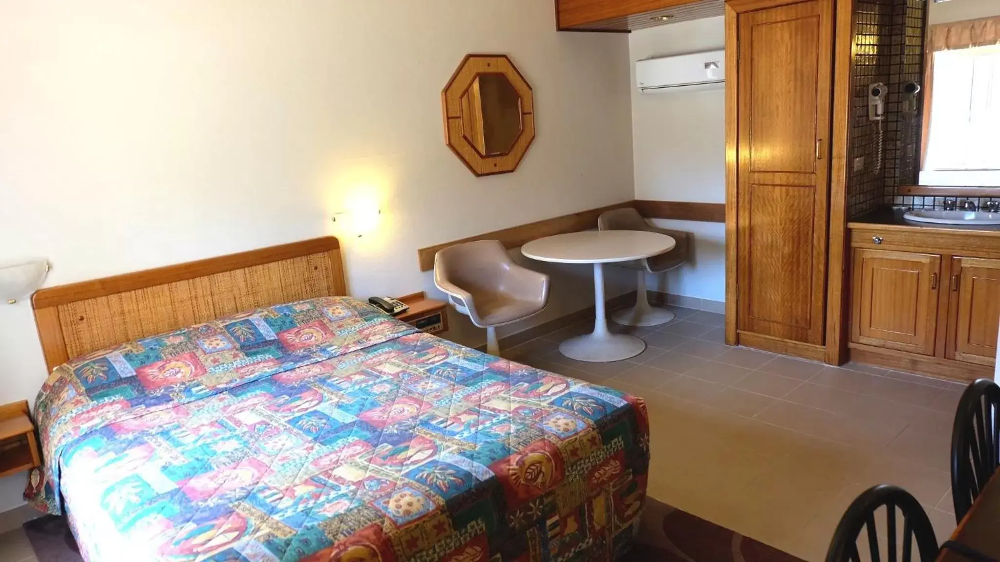 Deluxe Queen Room in Ascot Motor Inn Deluxe Queen Room in Ascot Motor Inn